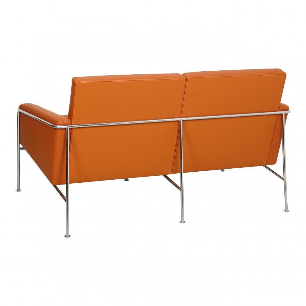 Scandinavian Modern Arne Jacobsen 2pers Airport Sofa Newly Upholstered with Cognac Bizon Leather