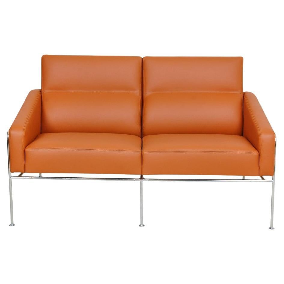Arne Jacobsen 2pers Airport Sofa Newly Upholstered with Cognac Bizon Leather For Sale