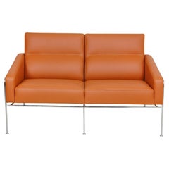 Arne Jacobsen 2pers Airport-Sofa, neu gepolstert mit cognacfarbenem Bizon-Leder