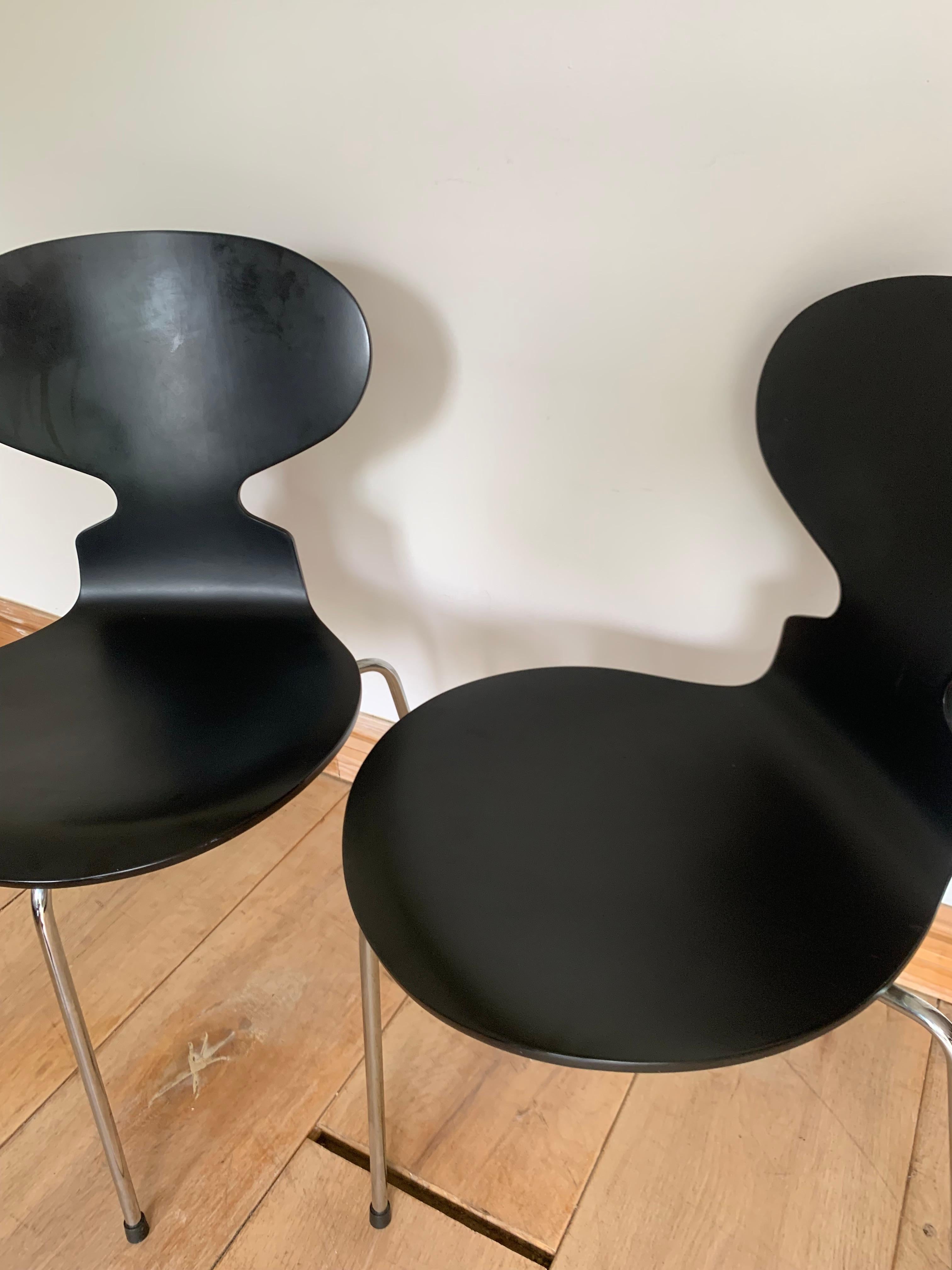 Arne Jacobsen - Chaise fourreau à 3 pattes 4