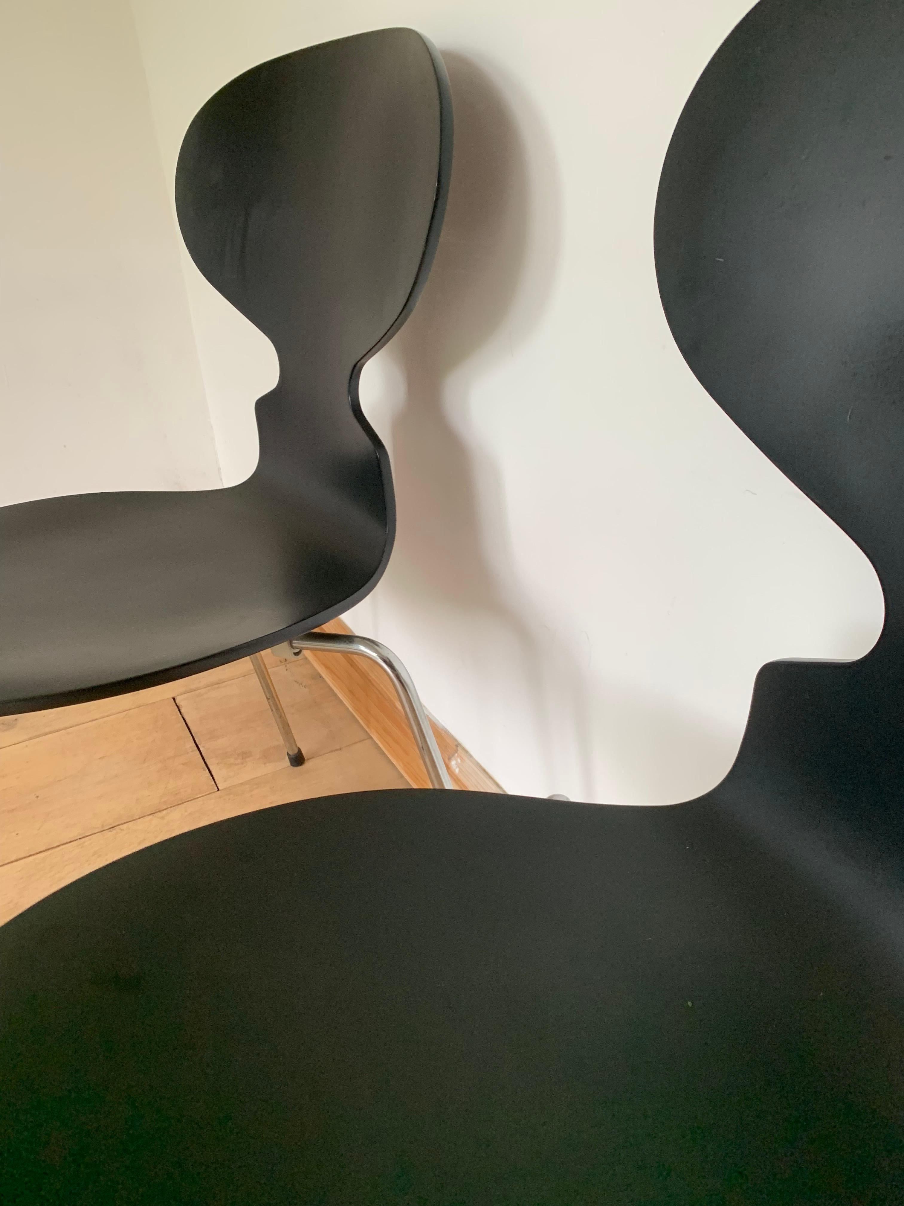 Danois Arne Jacobsen - Chaise fourreau à 3 pattes