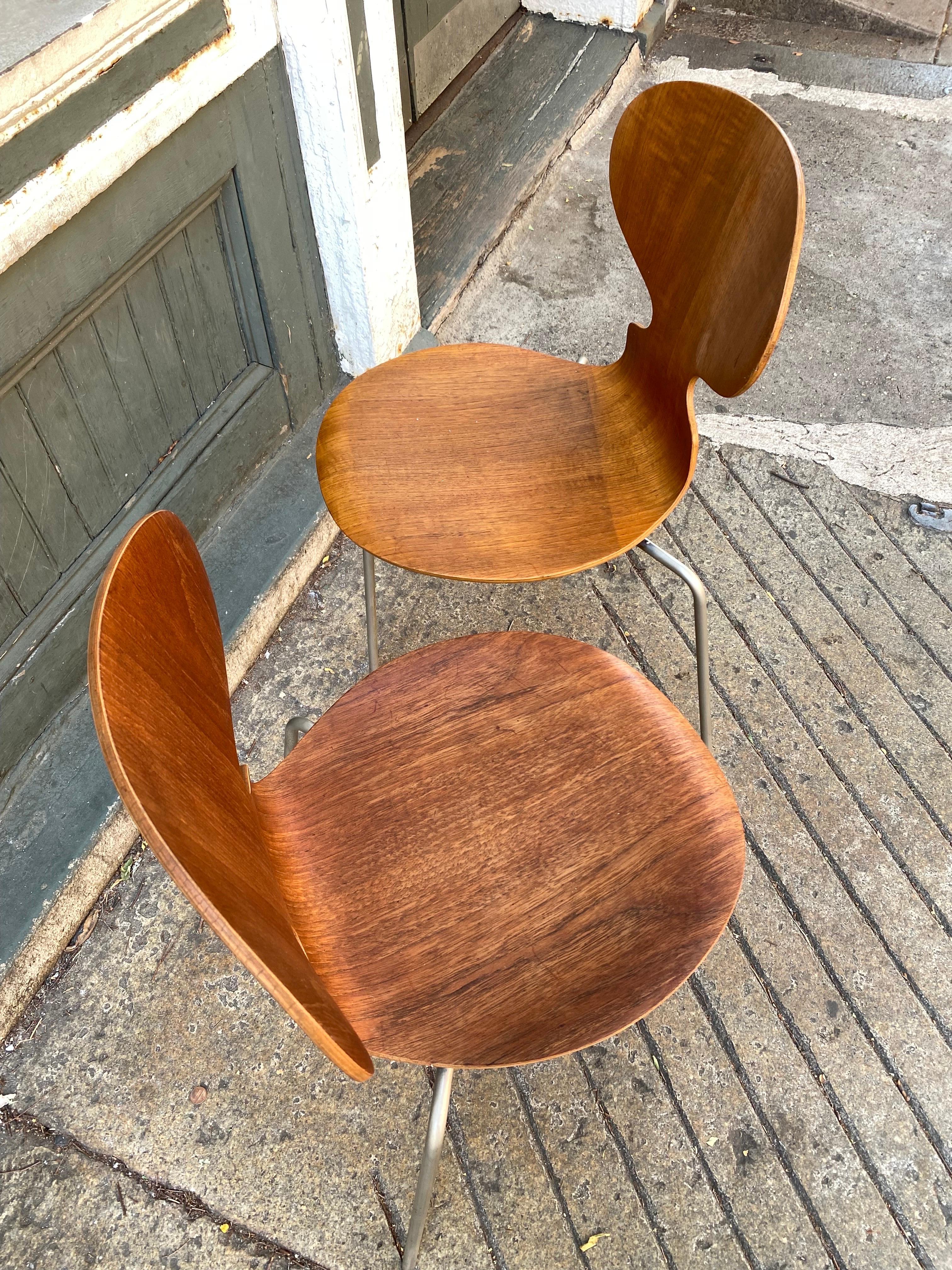 Danois Paire de chaises à 3 pieds Arne Jacobsen en vente