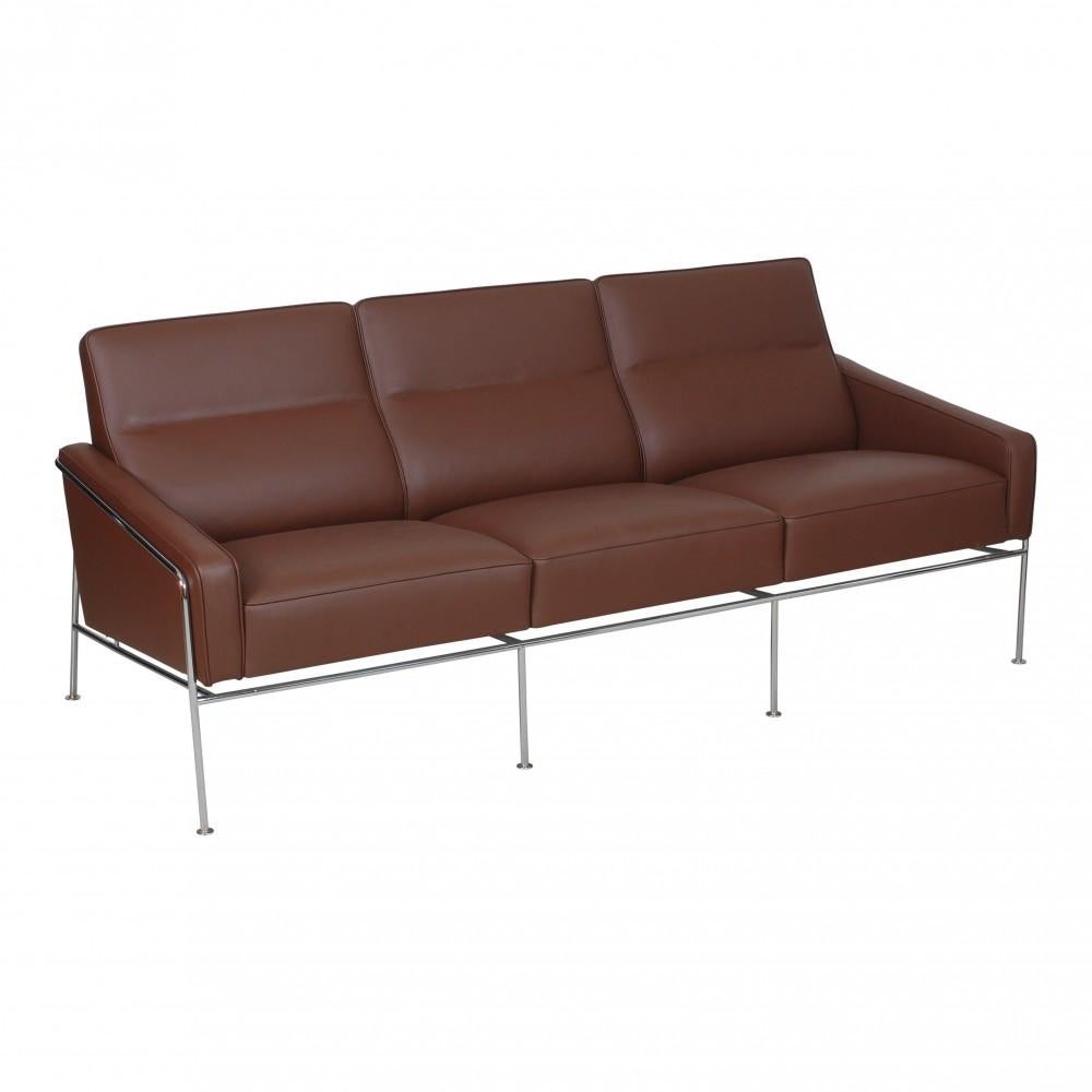Canapé Arne Jacobsen 3. seater airport sofa qui a ensuite été retapissé dans ce cuir brun mokka, il y a environ 2 ans. Le cuir est en excellent état et ne présente que des signes minimes d'utilisation.
