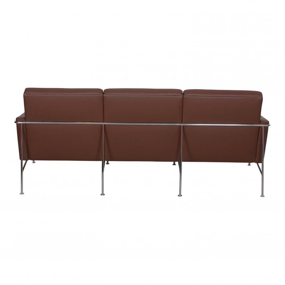 Scandinavian Modern Arne Jacobsen 3 Pers 3303 Airport Sofa Reupholstered with Mokka Brown Leather For Sale