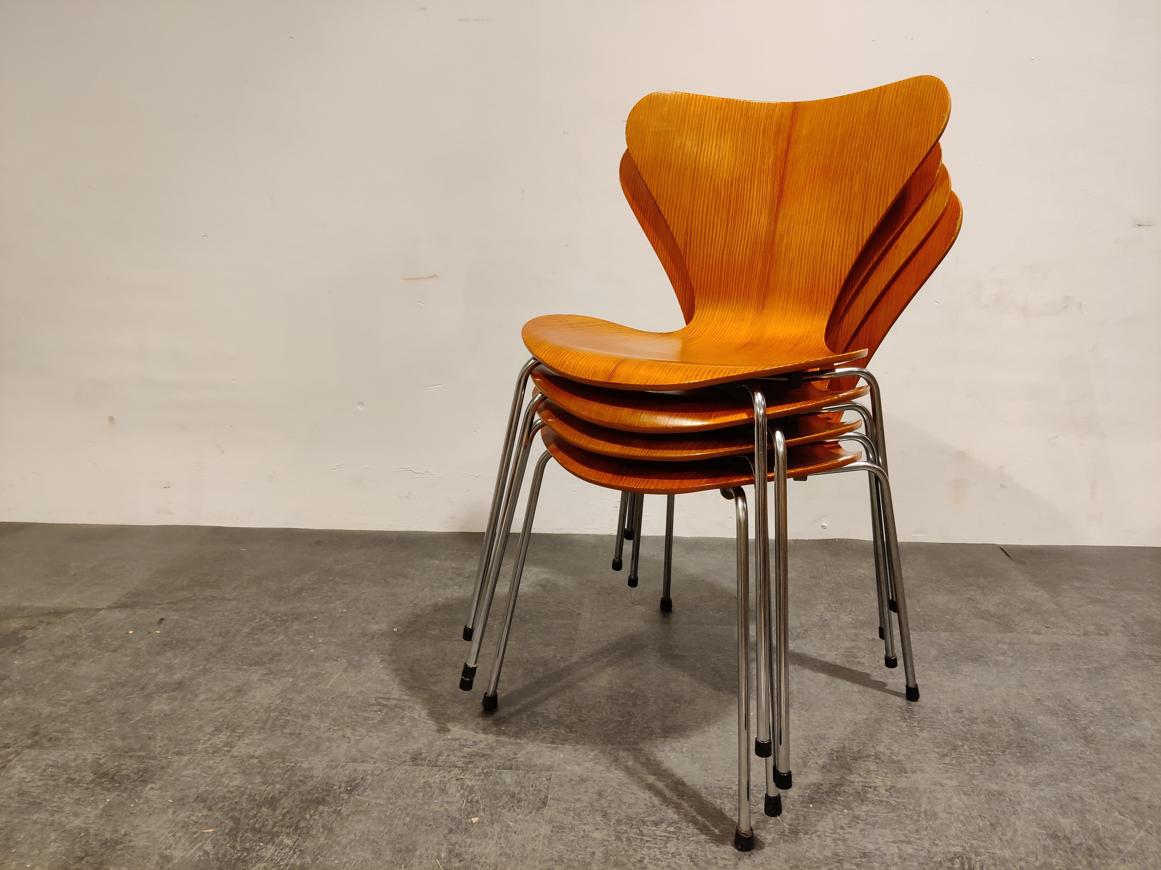 Plywood butterfly chairs model 3107 designed by Arne Jacobsen and produced under license by Fritz Hansen.

These are from the 1980s- 1990s.

Originally designed in the 1950s.

Good condition.

The chairs are stackable.

These chairs have