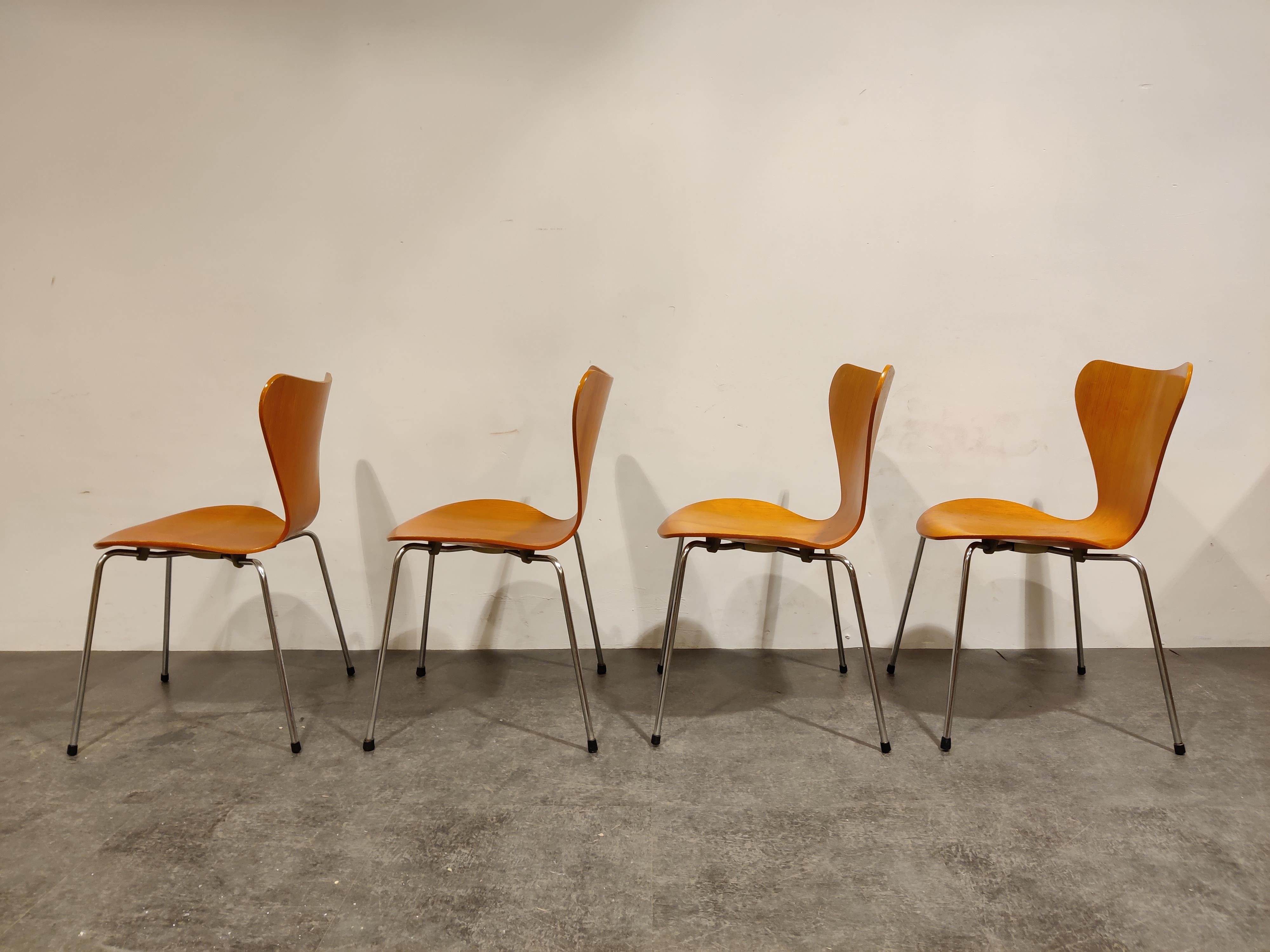 Late 20th Century Arne Jacobsen 3107 Butterfly Chairs by Fritz Hansen
