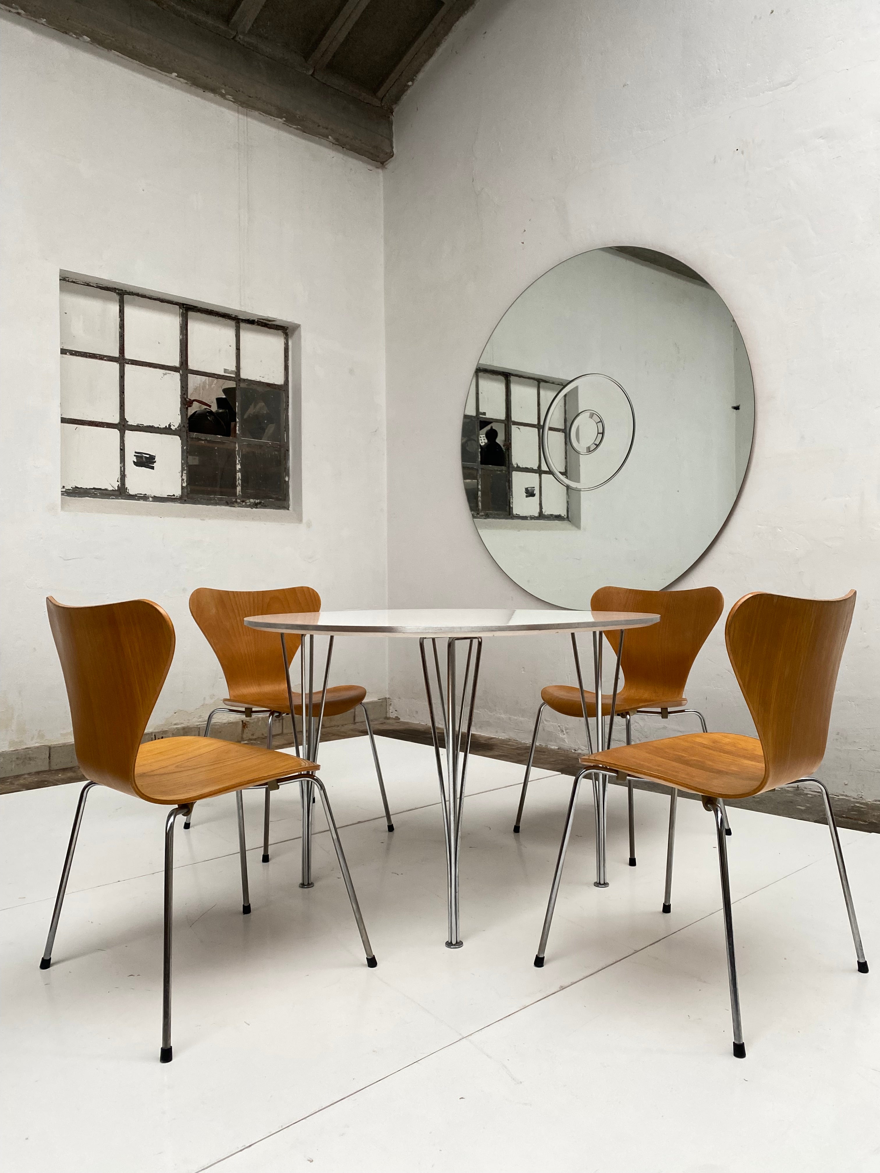 Mid-Century Modern Arne Jacobsen 3107 Butterfly Chairs & Piet Hein Table Fritz Hansen 1990 Denmark