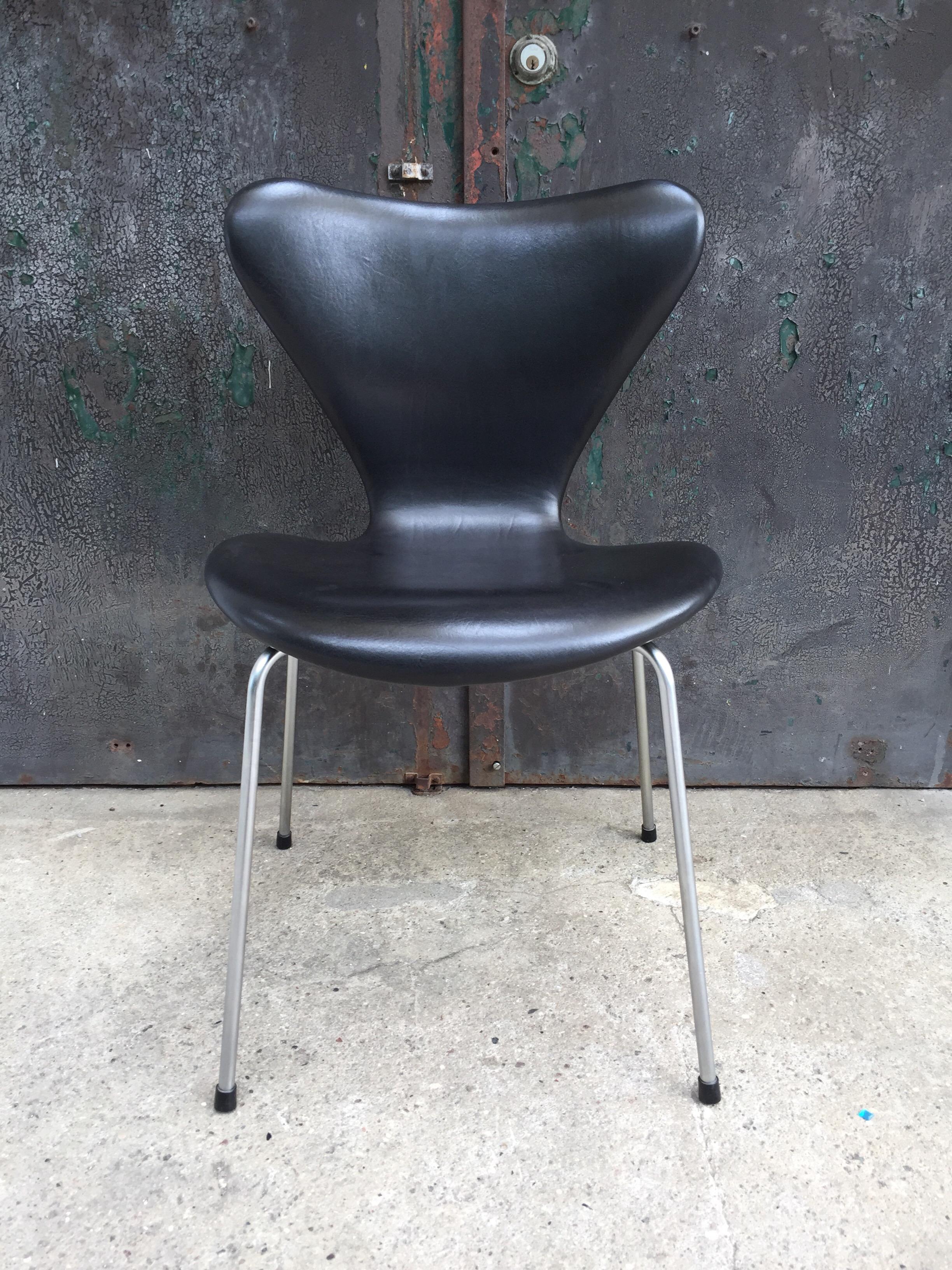 Arne Jacobsen 3107 chair designed in 1955 in original black leather and made by Fritz Hansen of Denmark.
Made form pressed wood covered in leather and mounted onto chromed tubular steel legs
These iconic chairs are in original vintage condition with