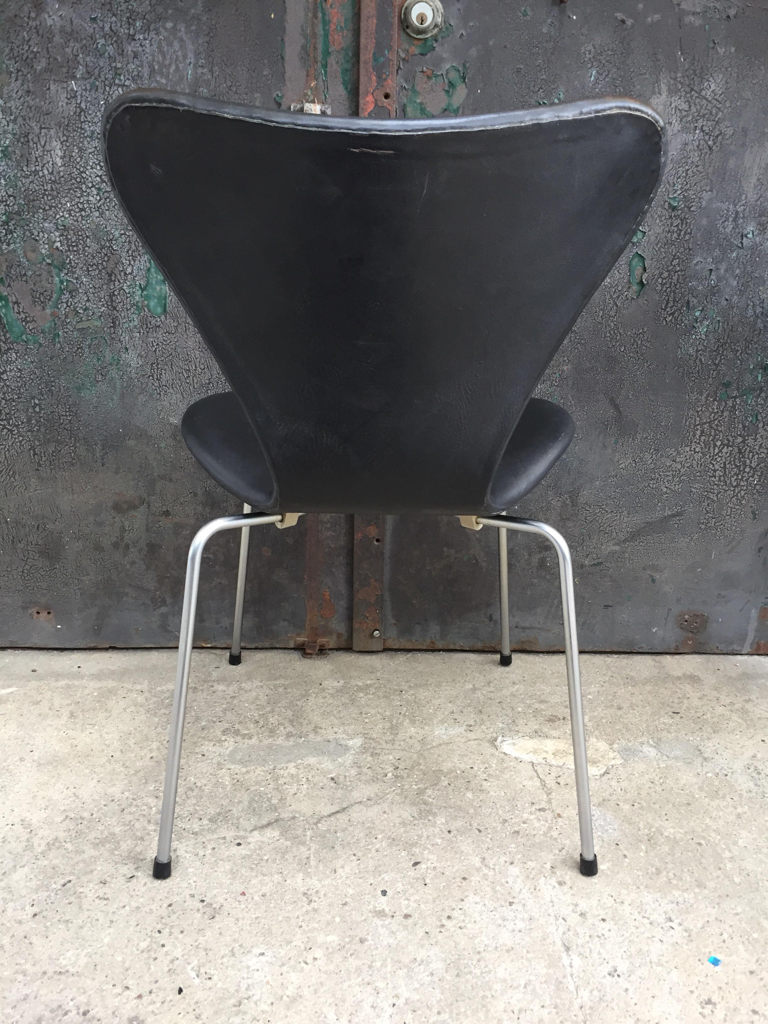 Arne Jacobsen 3107 Chair Designed in 1955 in Original Black Leather In Fair Condition In Søborg, DK