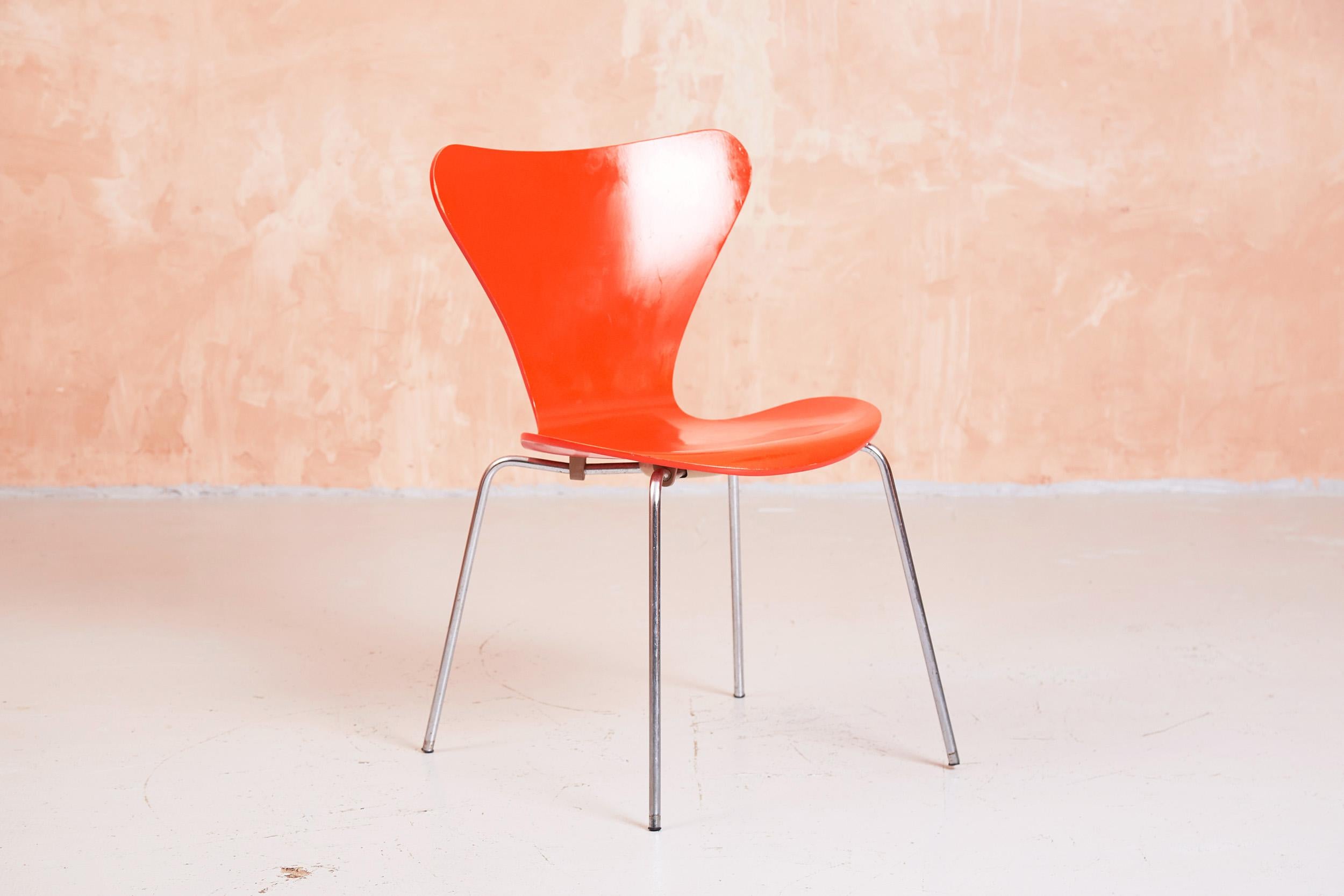 Arne Jacobsen 3107 Series 7 Chairs in Orange by Fritz Hansen, 1974 In Fair Condition For Sale In London, GB