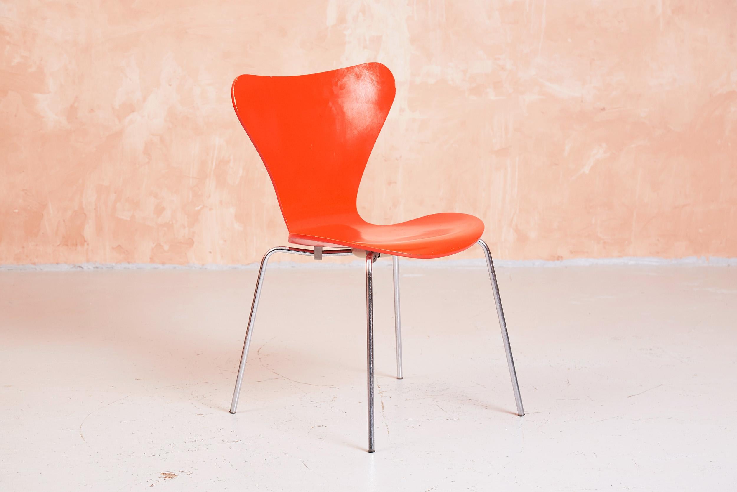 Plywood Arne Jacobsen 3107 Series 7 Chairs in Orange by Fritz Hansen, 1974 For Sale