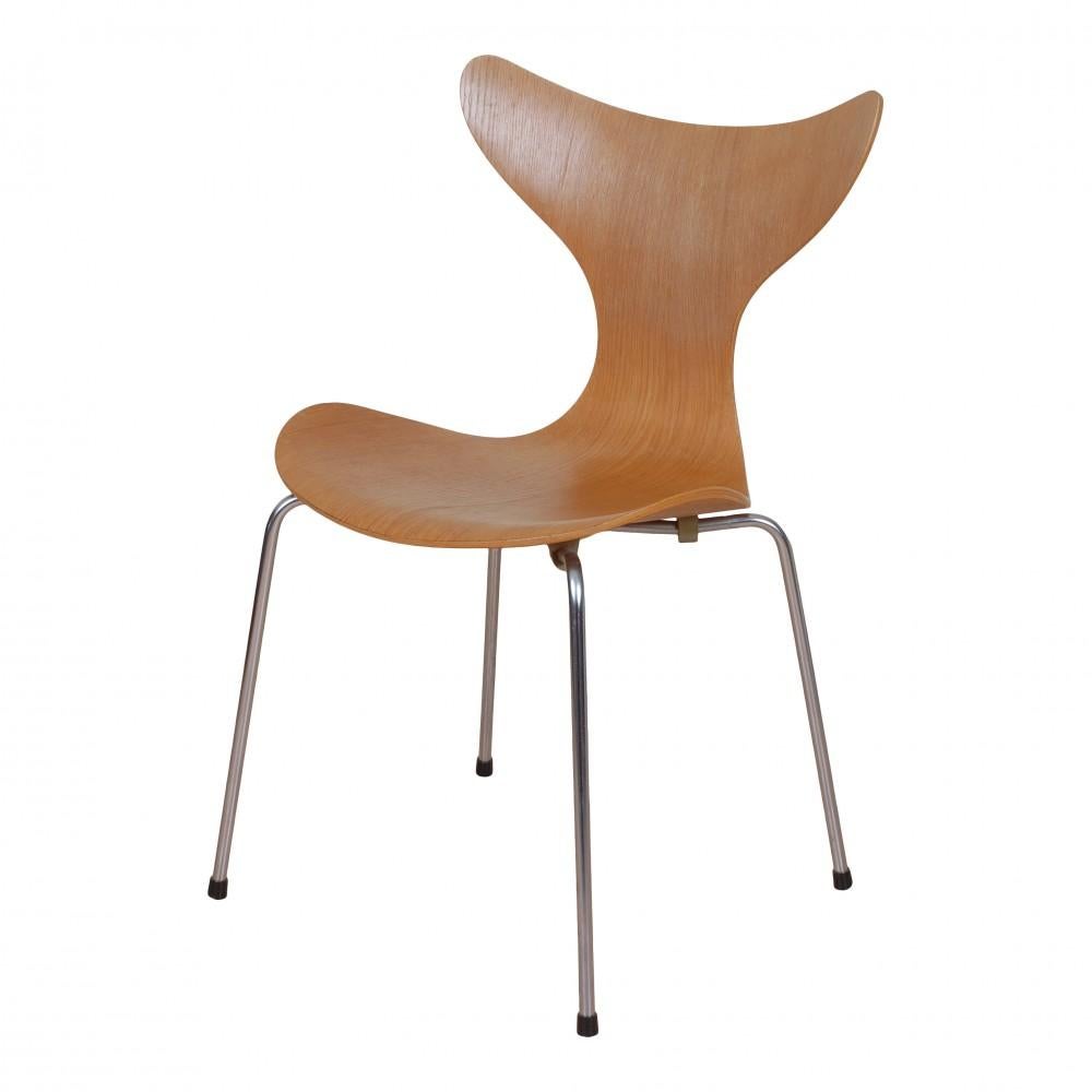 Designer: Arne Jacobsen

Manufacturer: Fritz Hansen

Model: Lily 3108

Measurements: H: 80, W: 50 D: 52, SH: 44,5

Materials: Oak wood

Condition: Great condition with some patina and veneer damage. The chairs have firm backs.