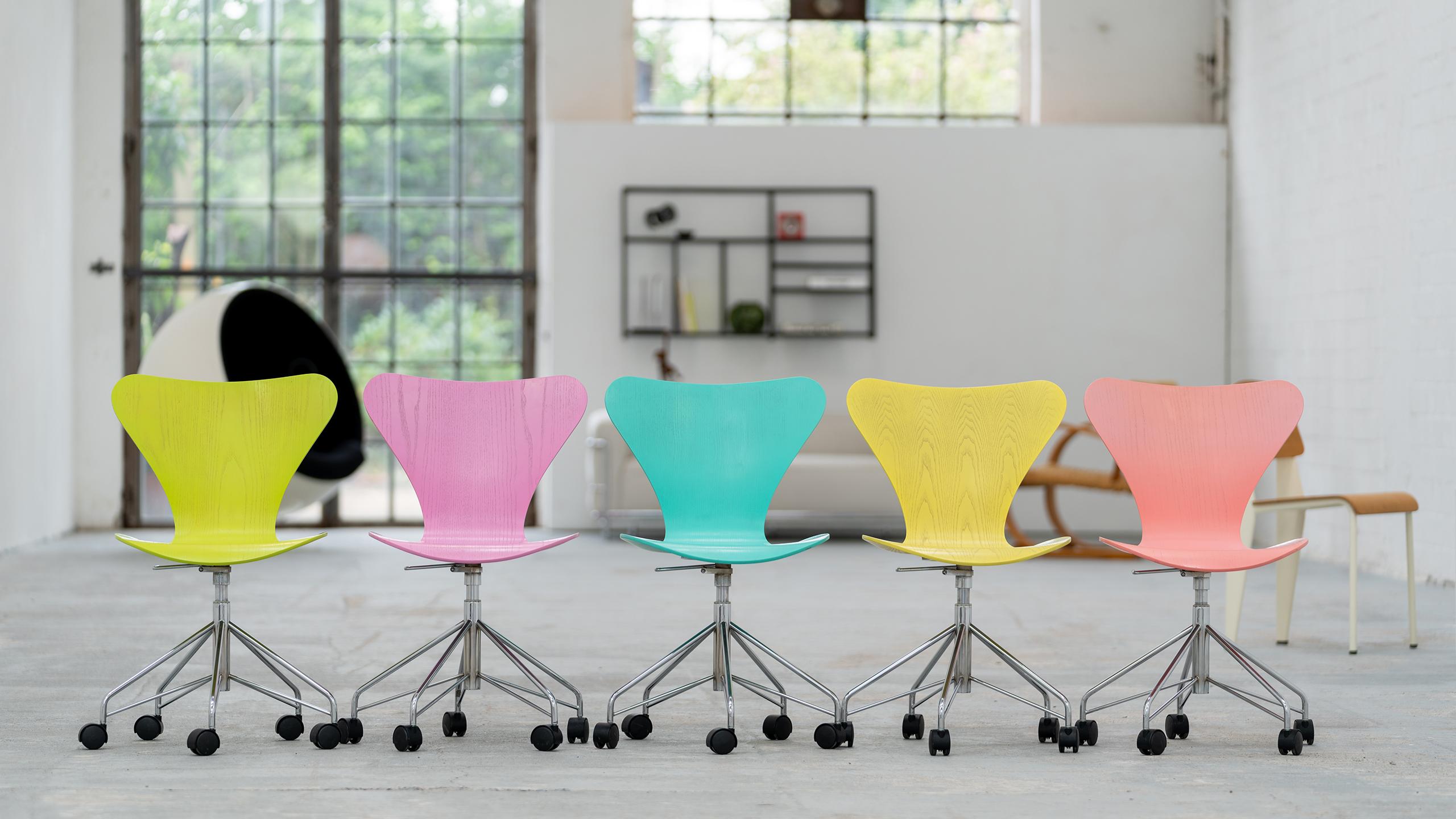 1x Arne Jacobsen 3117 Swivel Chair - Series 7
made in 1996 by Fritz Hansen, Denmark.

chose your color - offer is for 1 chair!
first image from left to right:

1. limegreen
2. L51, Orchid (sorry, sorry already sold..)
3. L57, Turquoise
4. L55,