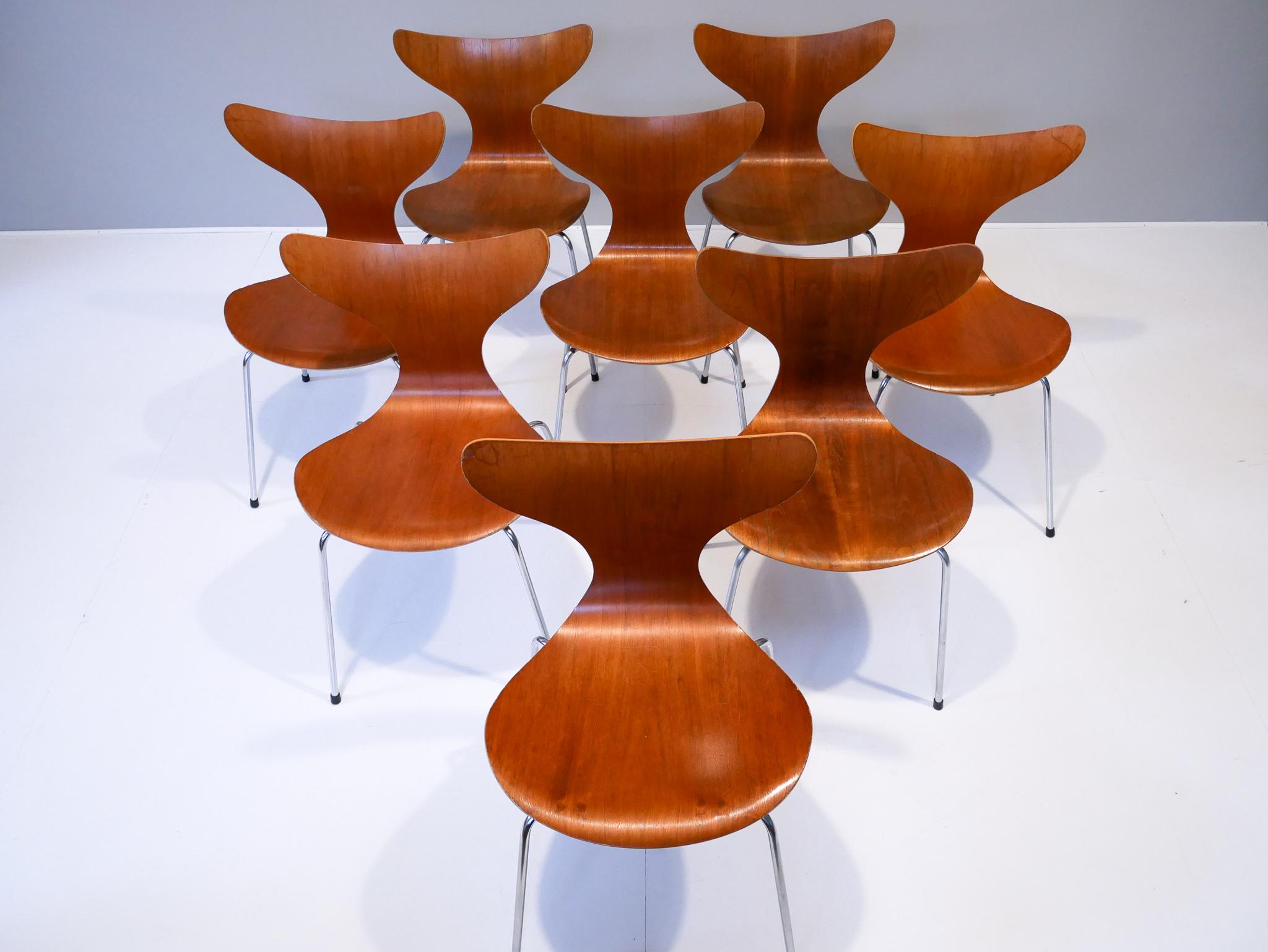 Fantastic and a very rare set of eight dining chairs model 3208 designed by Arne Jacobsen for Fritz Hansen, Denmark.

This early set is from 1972/1976 marked on the plastic cap underneath the seat, the model itself are designed 1970 and was only