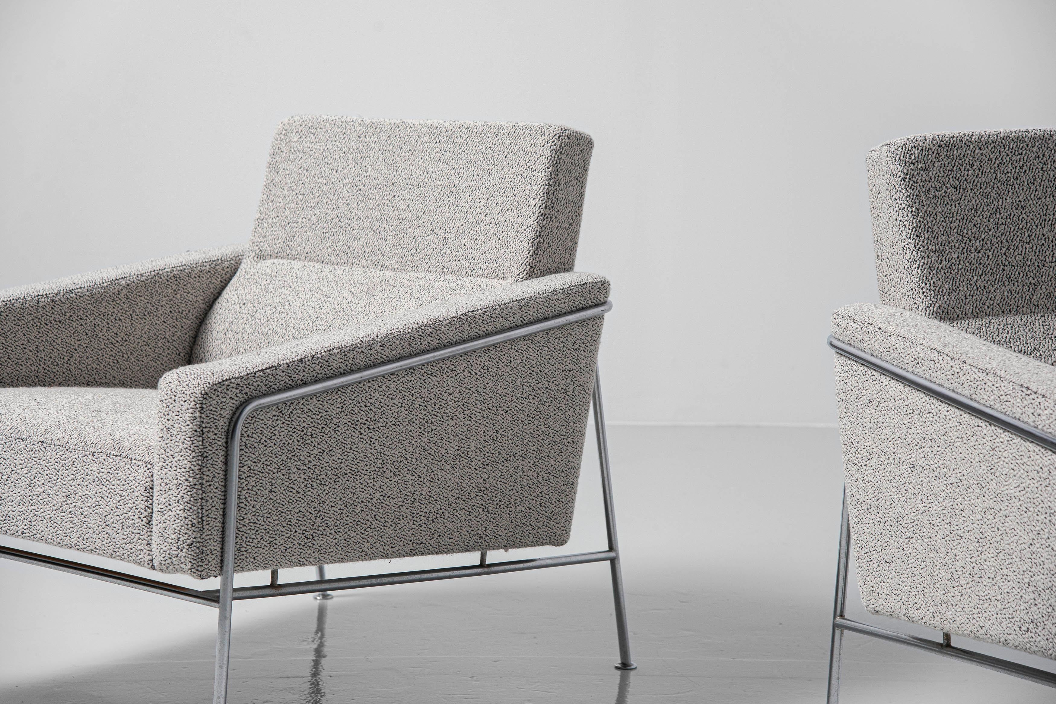 Beautiful set of 2 lounge chairs from the 3300 series designed by Arne Jacobsen and manufactured by Fritz Hansen, Denmark 1956. These chairs were originally designed by Jacobsen for the SAS Air Terminal connected to the SAS Royal Hotel. The series