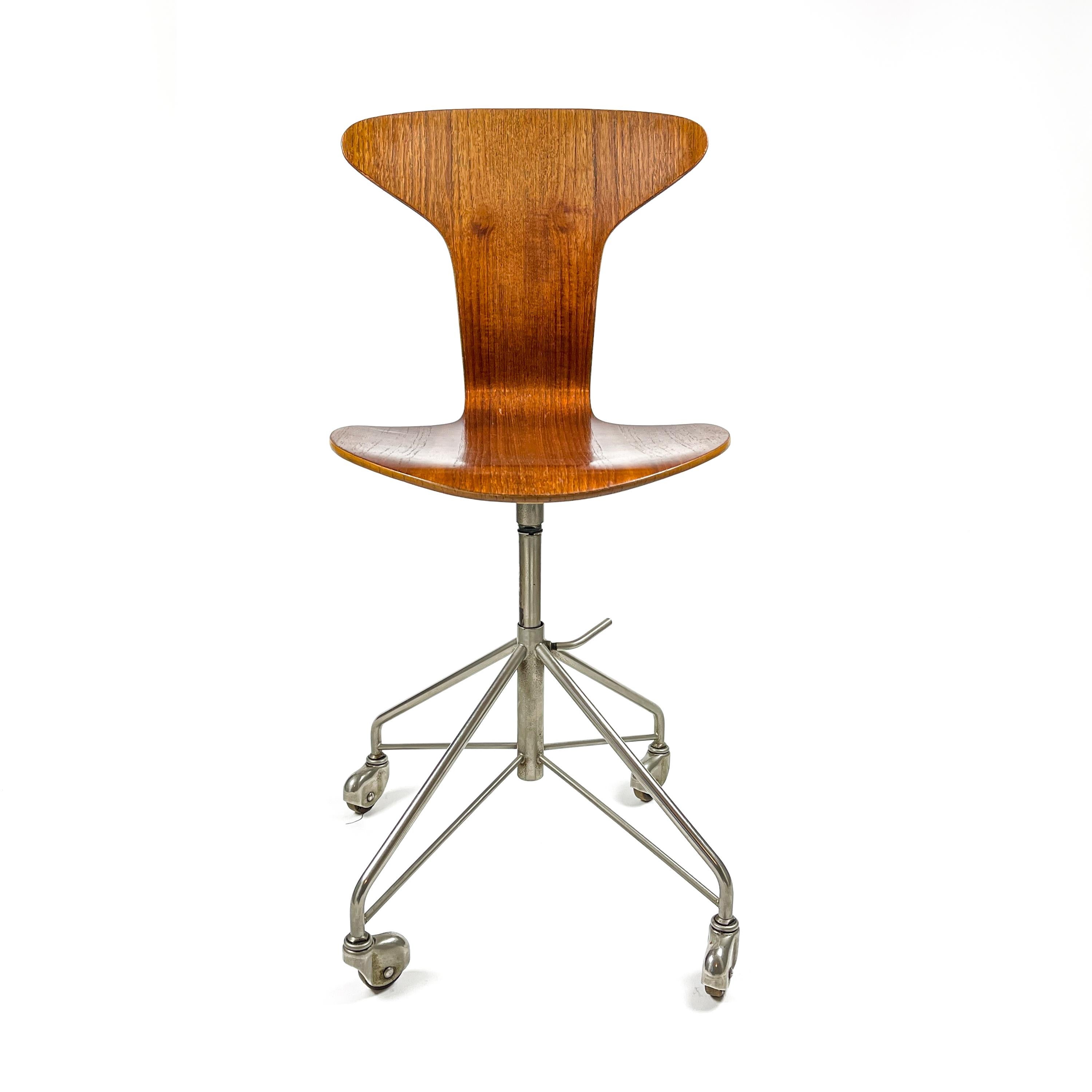 Artist
Arne jacobsen (1902 Copenhagen - 1971 Copenhagen) was a Danish architect and designer best known for his contribution to architectural functionalism and for the worldwide success he enjoyed with simple well-designed chairs.

Jacobsen