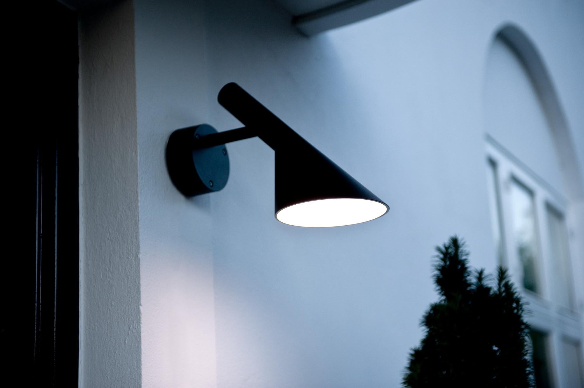 Arne Jacobsen AJ 50 Outdoor Wall Light for Louis Poulsen in Black For Sale 2