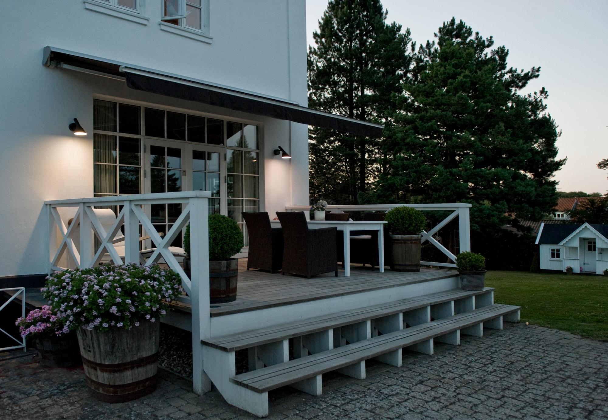Arne Jacobsen AJ 50 Outdoor Wall Light for Louis Poulsen in Black For Sale 4