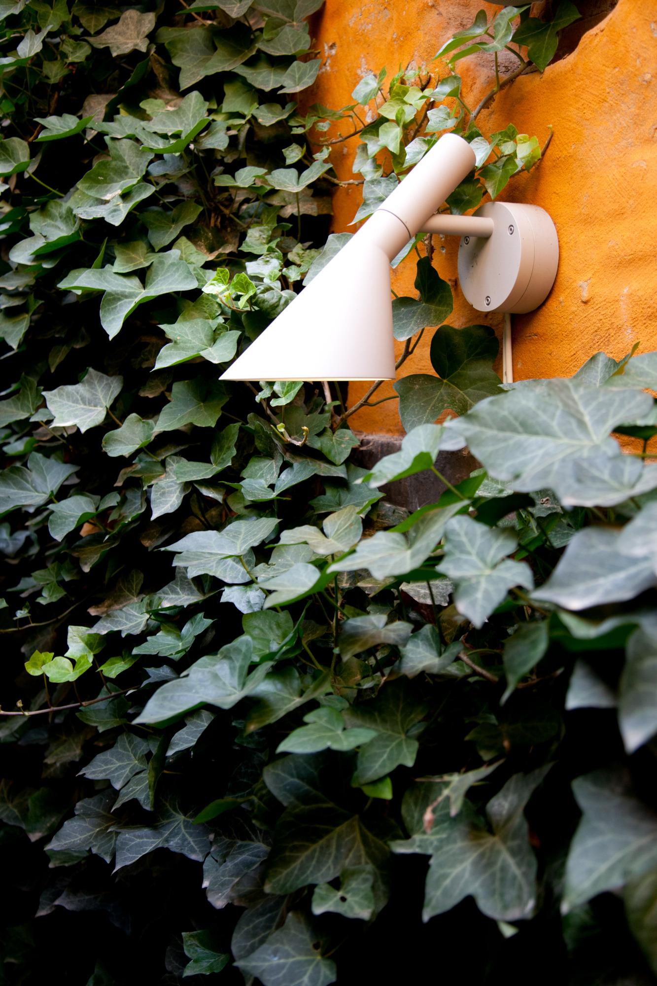 Scandinavian Modern Arne Jacobsen 'AJ 50' Outdoor Wall Light for Louis Poulsen in Black For Sale
