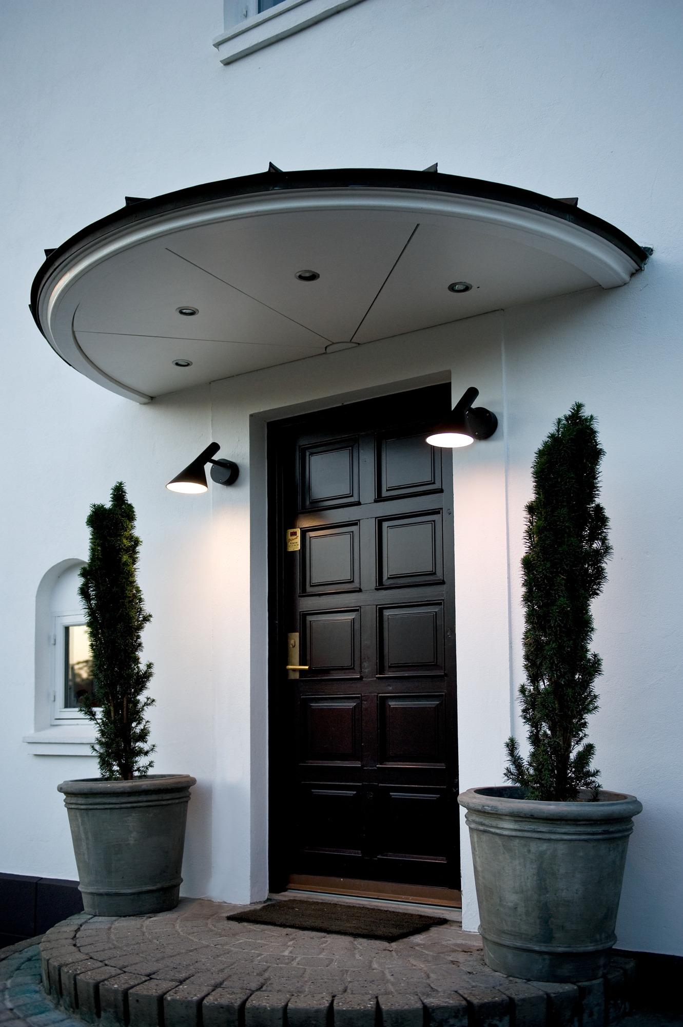 Arne Jacobsen 'AJ 50' Outdoor Wall Light for Louis Poulsen in White For Sale 3