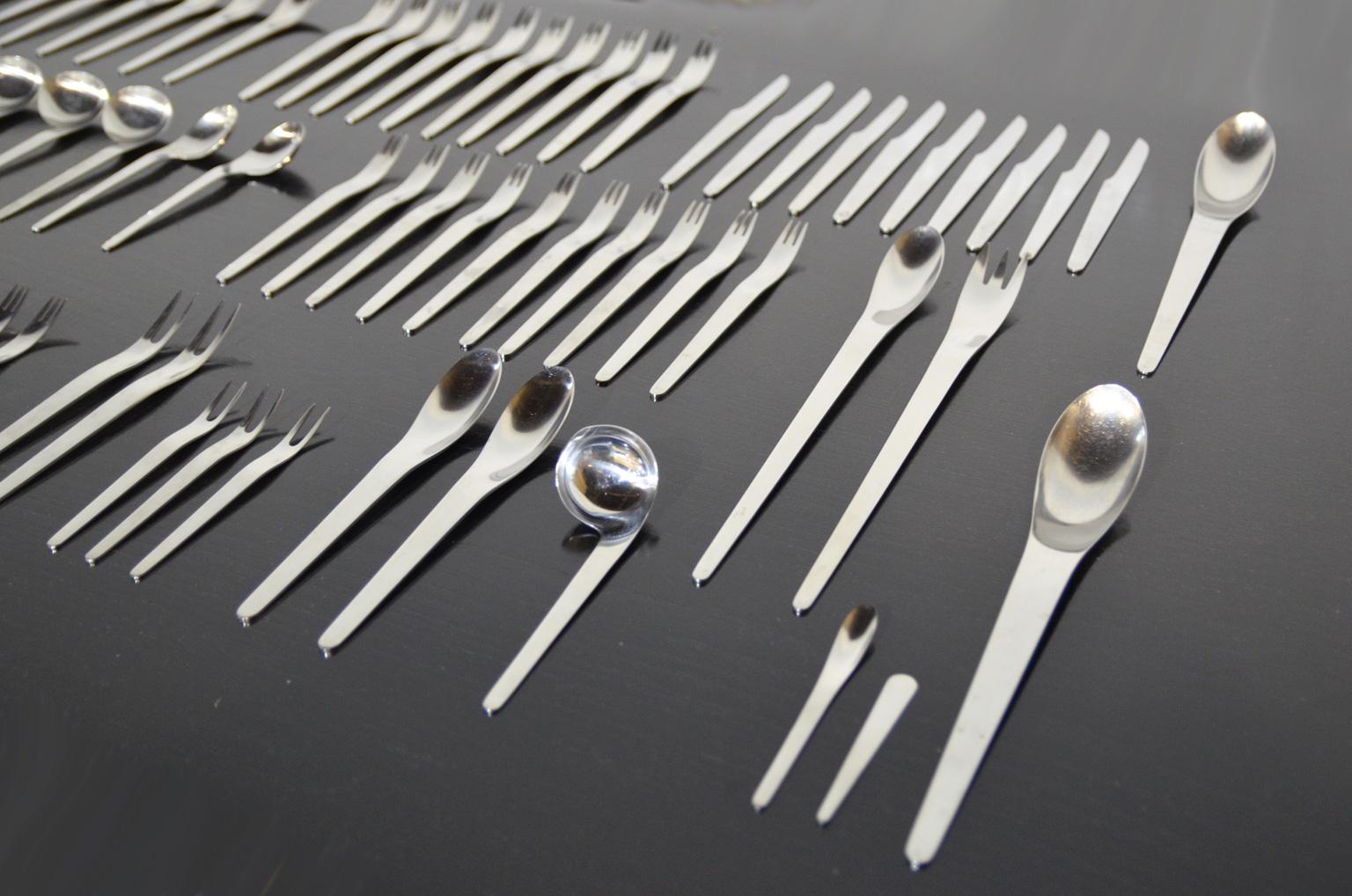 The AJ 660 flatware of stainless steel is originally designed by Arne Jacobsen amongst other house hold items for the SAS hotel in Copenhagen. This set consists of 84 pieces: 10 dinner spoons, 10 dinner forks and 10 dinner knives; 10 soup spoons (8