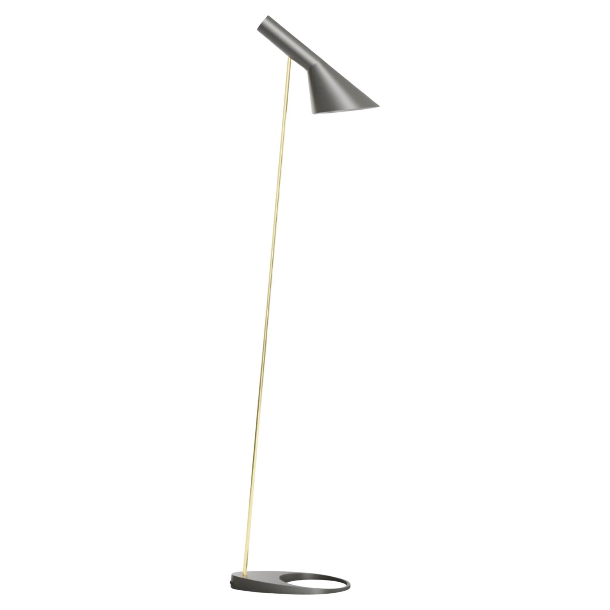 Scandinavo moderno Lampada da terra Arne Jacobsen AJ in nero e ottone per Louis Poulsen in vendita