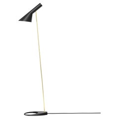 Lámpara de pie AJ de Arne Jacobsen en negro y latón para Louis Poulsen