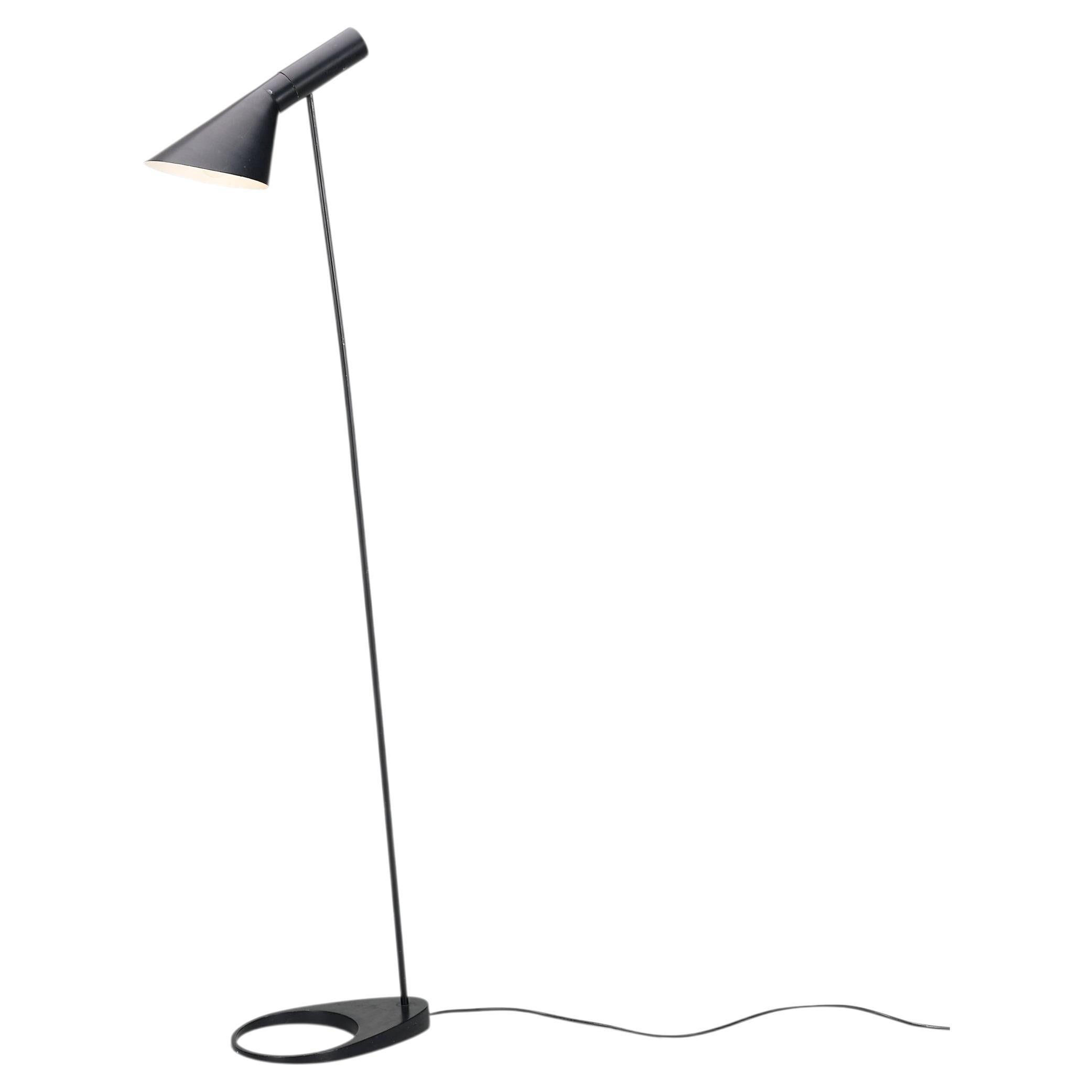Arne Jacobsen  Lampada da terra "AJ" in nero per Louis Poulsen, Danimarca, anni '60 in vendita