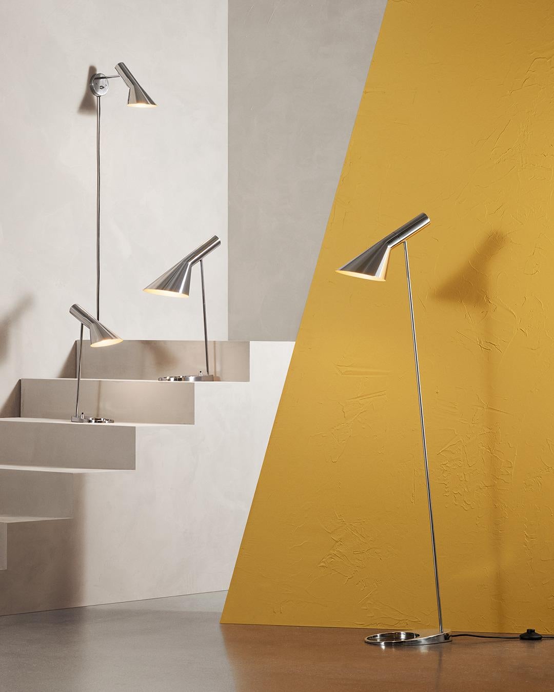 Danois Lampadaire AJ d'Arne Jacobsen en orange électrique pour Louis Poulsen en vente