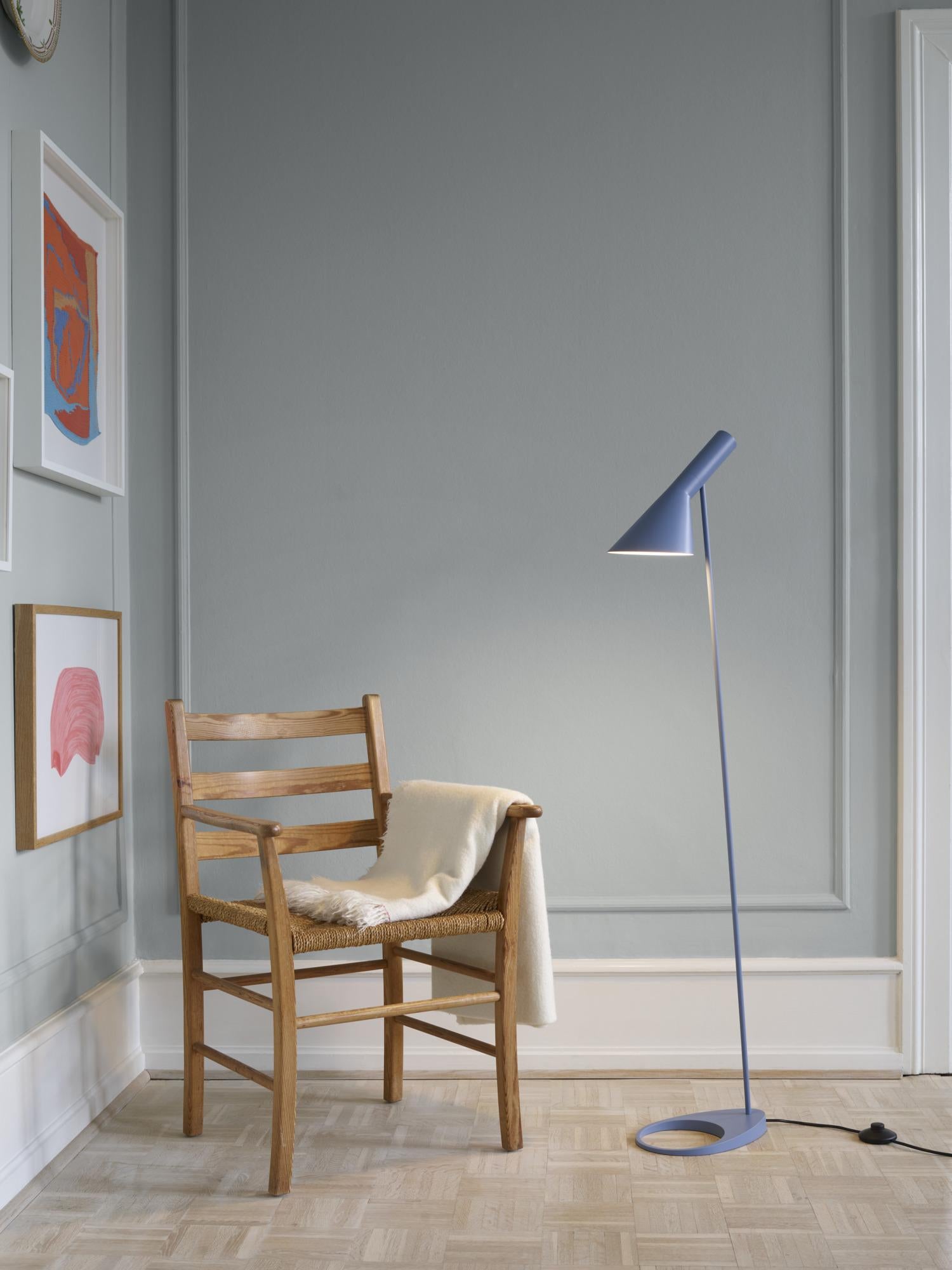 Lampadaire AJ d'Arne Jacobsen en bleu poussière pour Louis Poulsen.

La série AJ faisait partie de la collection de luminaires que le célèbre designer danois Arne Jacobsen a créée pour le premier hôtel SAS Royal en 1957. Aujourd'hui, ses designs de