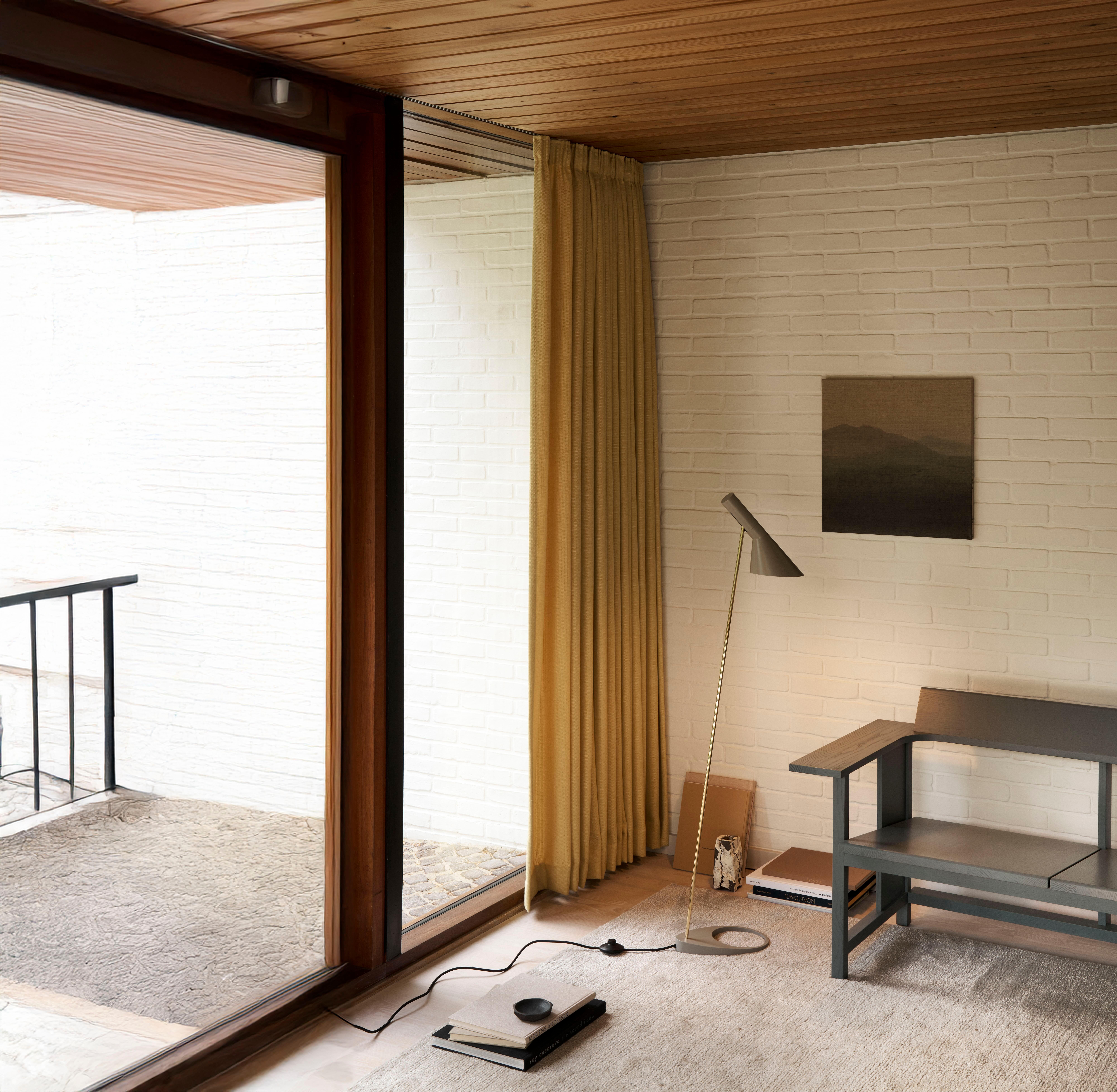 Lampada da terra Arne Jacobsen AJ in grigio caldo e ottone per Louis Poulsen.

Lampada da terra nera o grigia di Arne Jacobsen 'AJ Floor' per Louis Poulsen

La serie 'AJ' è stata originariamente progettata nel 1957 dal designer danese Arne Jacobsen