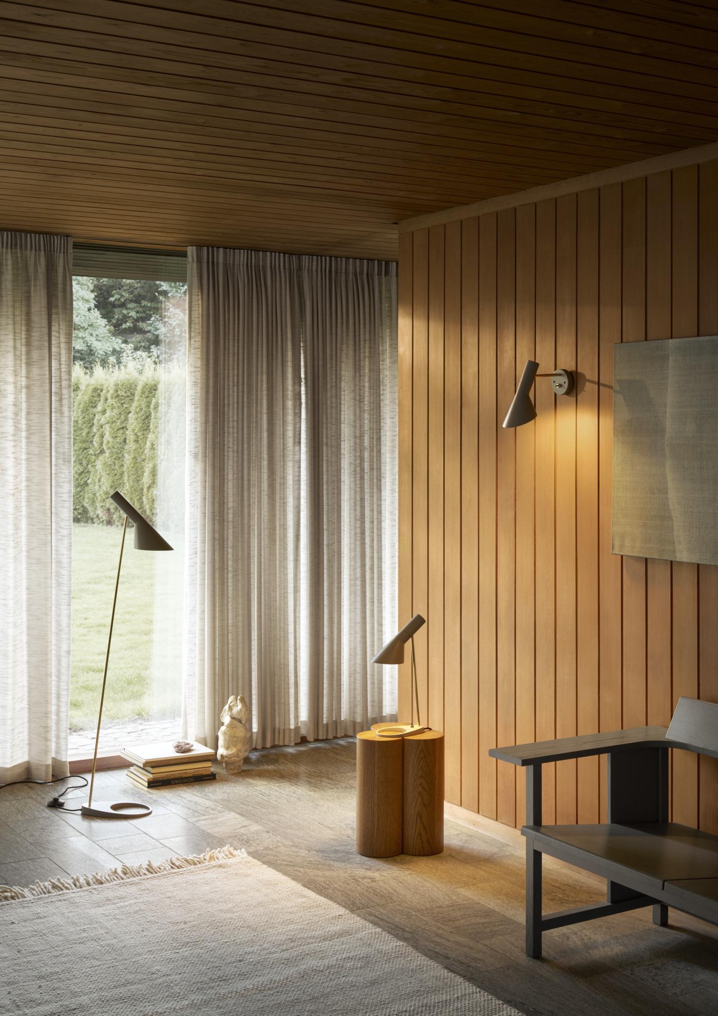 Scandinavo moderno Lampada da terra Arne Jacobsen AJ in grigio e ottone per Louis Poulsen in vendita