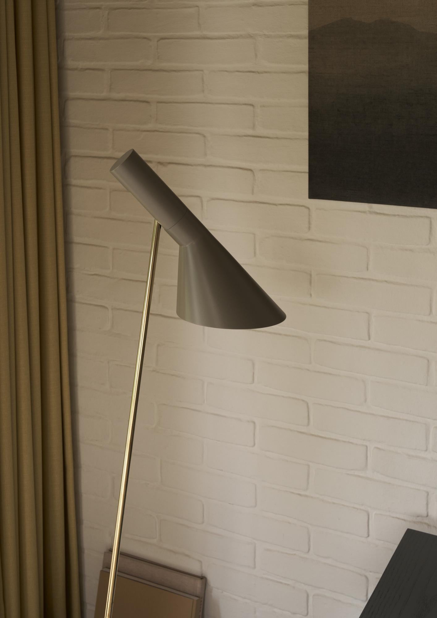 Danese Lampada da terra Arne Jacobsen AJ in grigio e ottone per Louis Poulsen in vendita