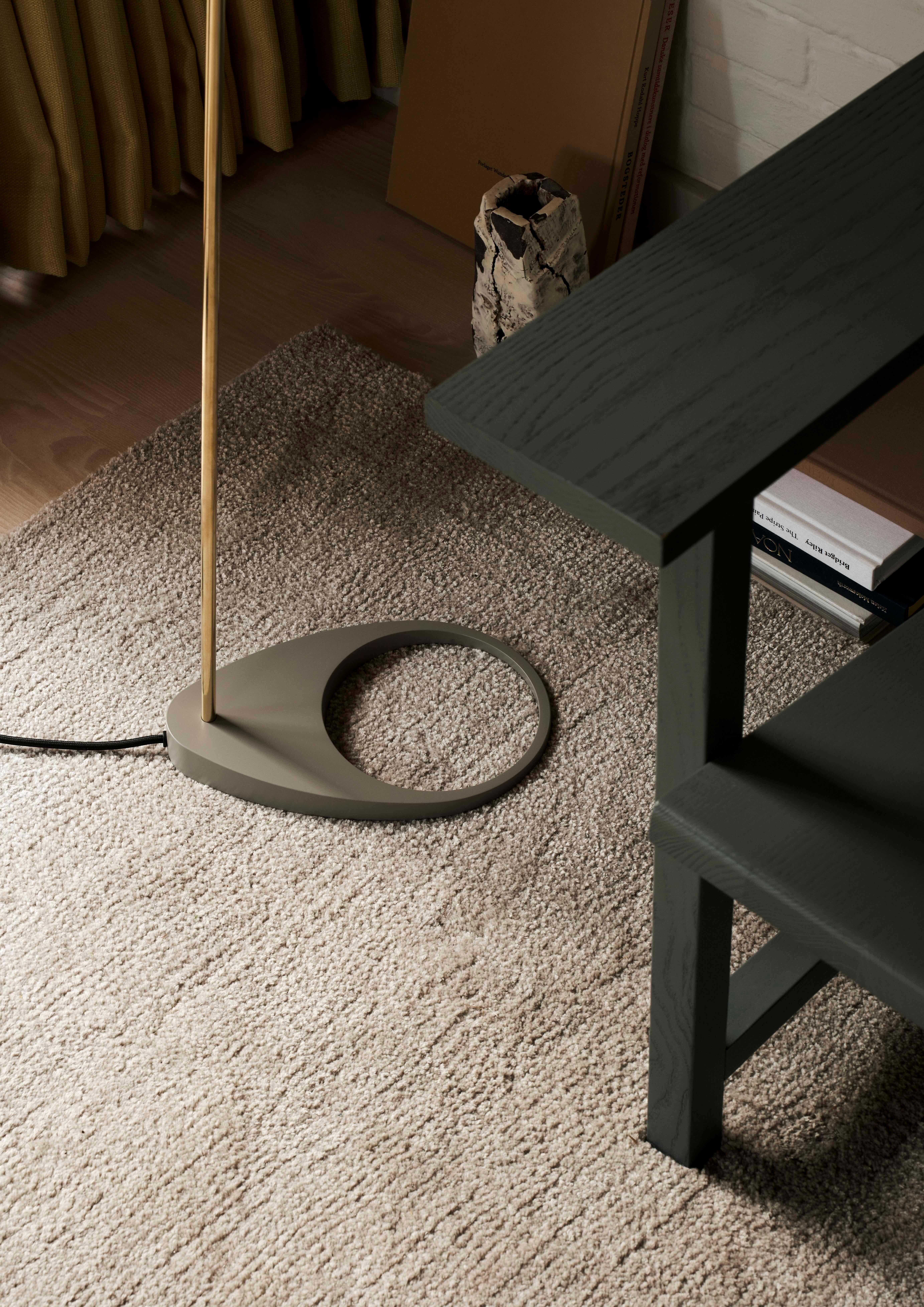 Calco Lampada da terra Arne Jacobsen AJ in grigio e ottone per Louis Poulsen in vendita