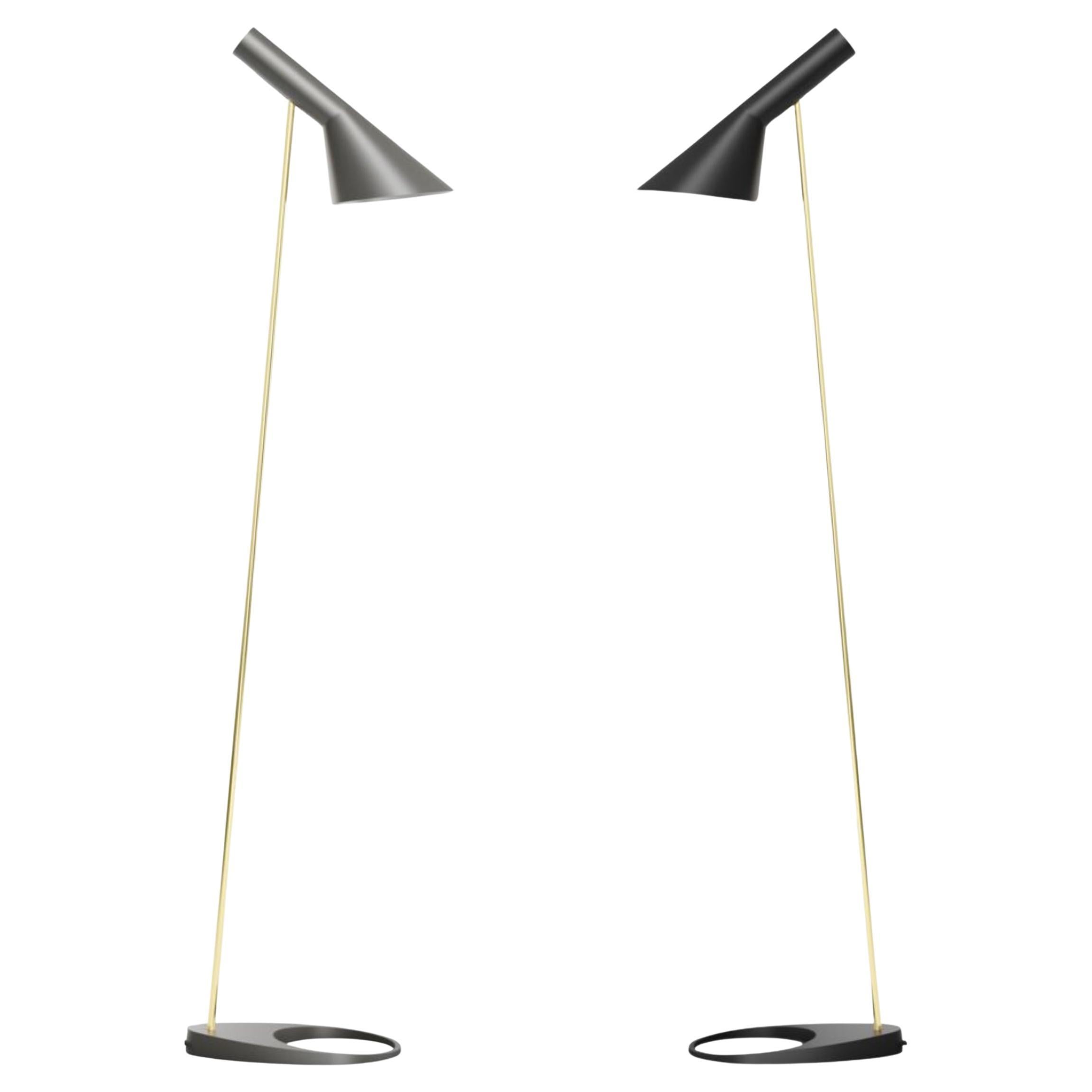 Lampada da terra Arne Jacobsen AJ in grigio e ottone per Louis Poulsen In condizioni Nuovo in vendita a Glendale, CA