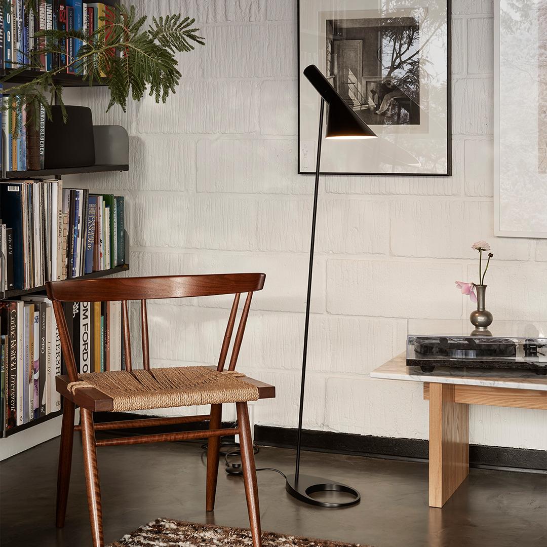 Arne Jacobsen AJ Stehleuchte für Louis Poulsen.

Die AJ-Serie war Teil der Beleuchtungskollektion, die der bekannte dänische Designer Arne Jacobsen 1957 für das SAS Royal Hotel entwarf. Heute sind seine Möbel- und Beleuchtungsentwürfe bei Sammlern