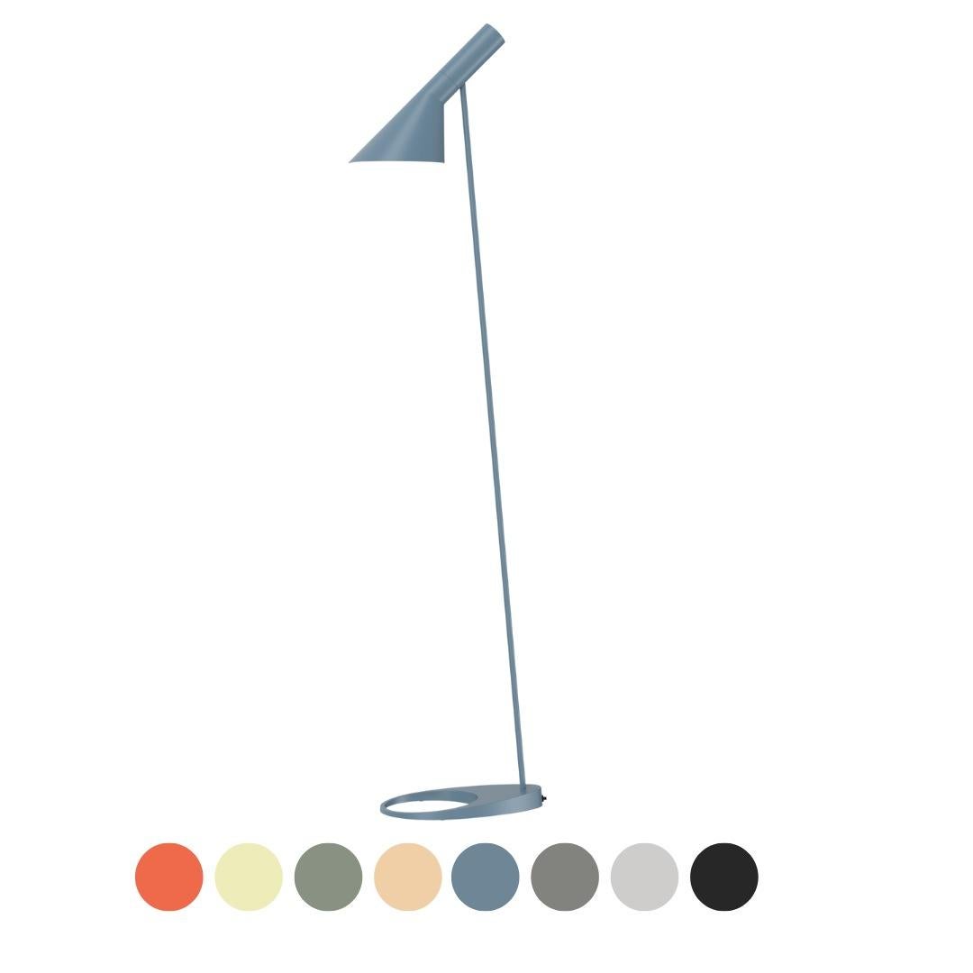 Stehlampe AJ in blassem Petroleum, von Arne Jacobsen für Louis Poulsen (Gegossen) im Angebot