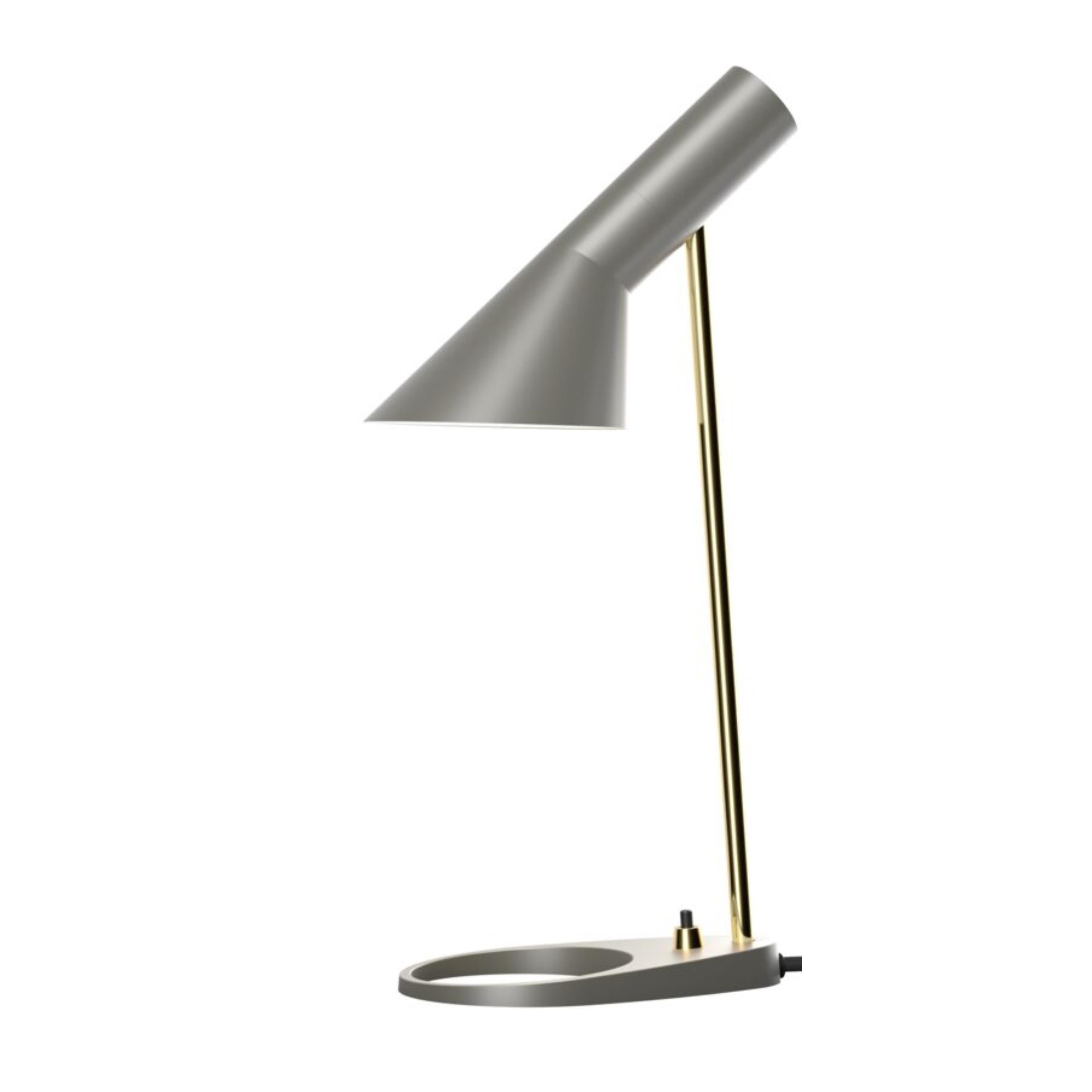 Arne Jacobsen 'AJ Mini' Tischlampe in Schwarz und Messing für Louis Poulsen (Gegossen) im Angebot