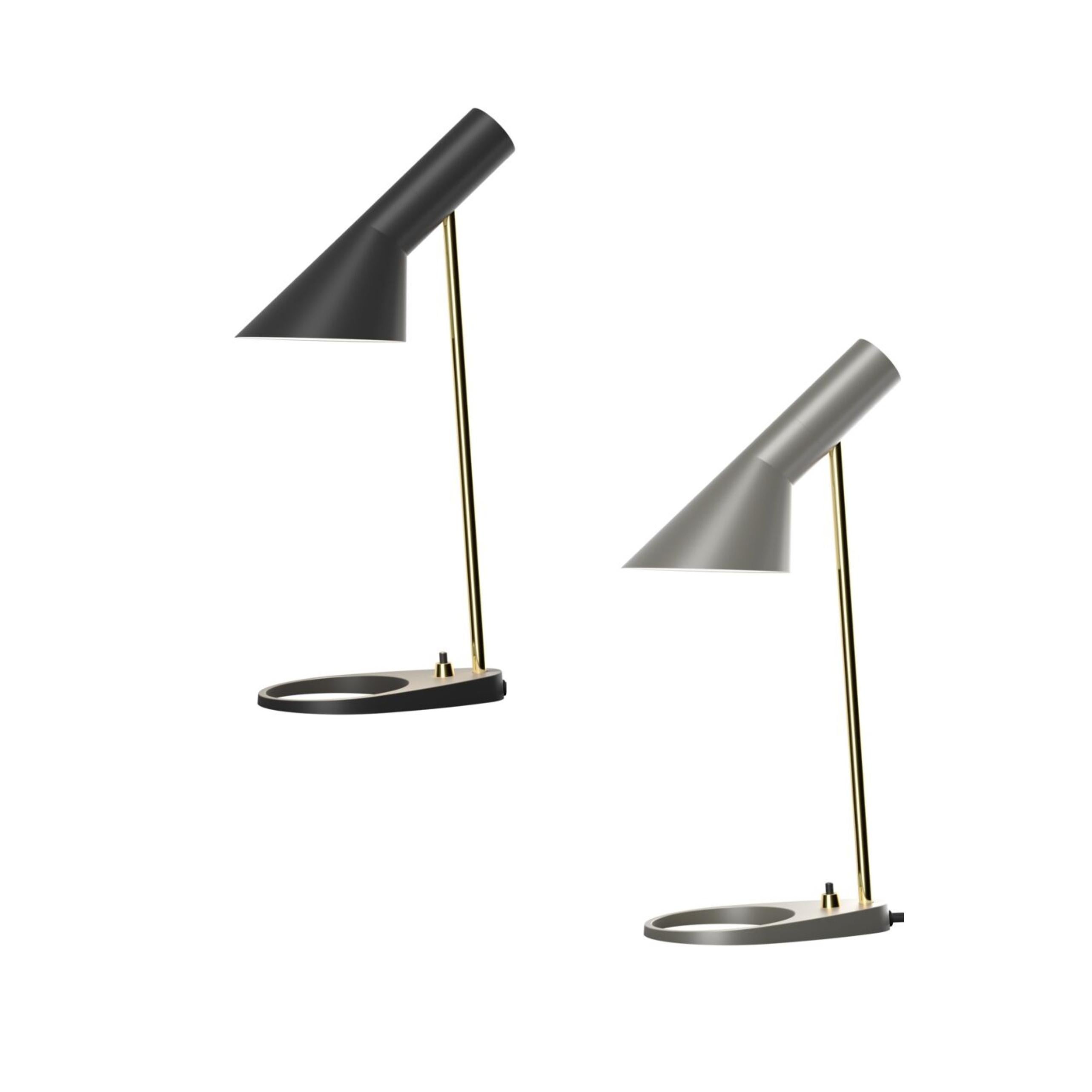Arne Jacobsen 'AJ Mini' Tischlampe in Schwarz und Messing für Louis Poulsen (Stahl) im Angebot