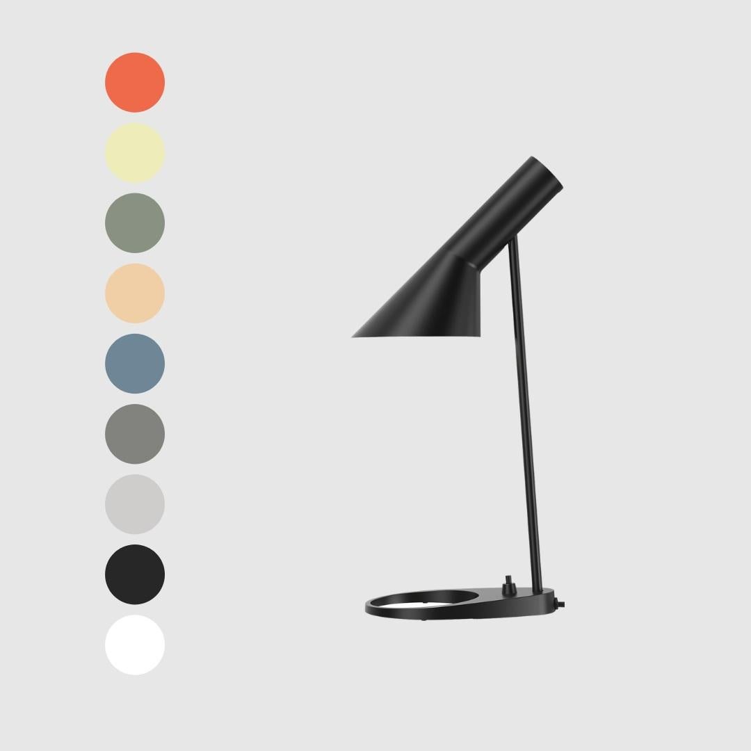 Lampe de table 'AJ Mini' d'Arne Jacobsen en noir pour Louis Poulsen. 

La série AJ faisait partie de la collection de luminaires que le célèbre designer danois Arne Jacobsen a créée pour le premier hôtel SAS Royal en 1957. Aujourd'hui, ses designs