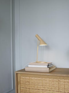 Lampada da tavolo 'AJ Mini' di Arne Jacobsen in sabbia calda per Louis Poulsen