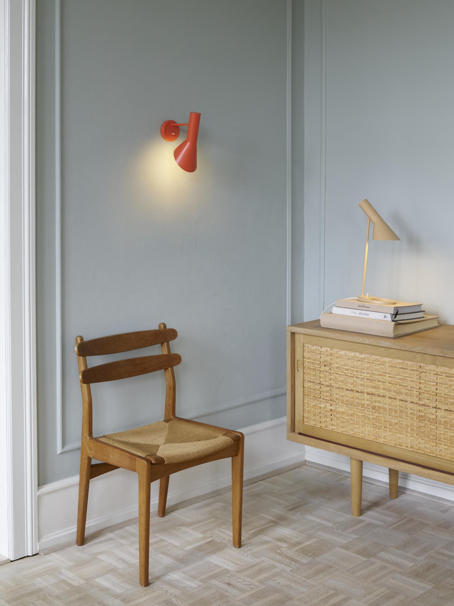 Lámpara de mesa 'AJ Mini' de Arne Jacobsen en arena cálida para Louis Poulsen Danés en venta