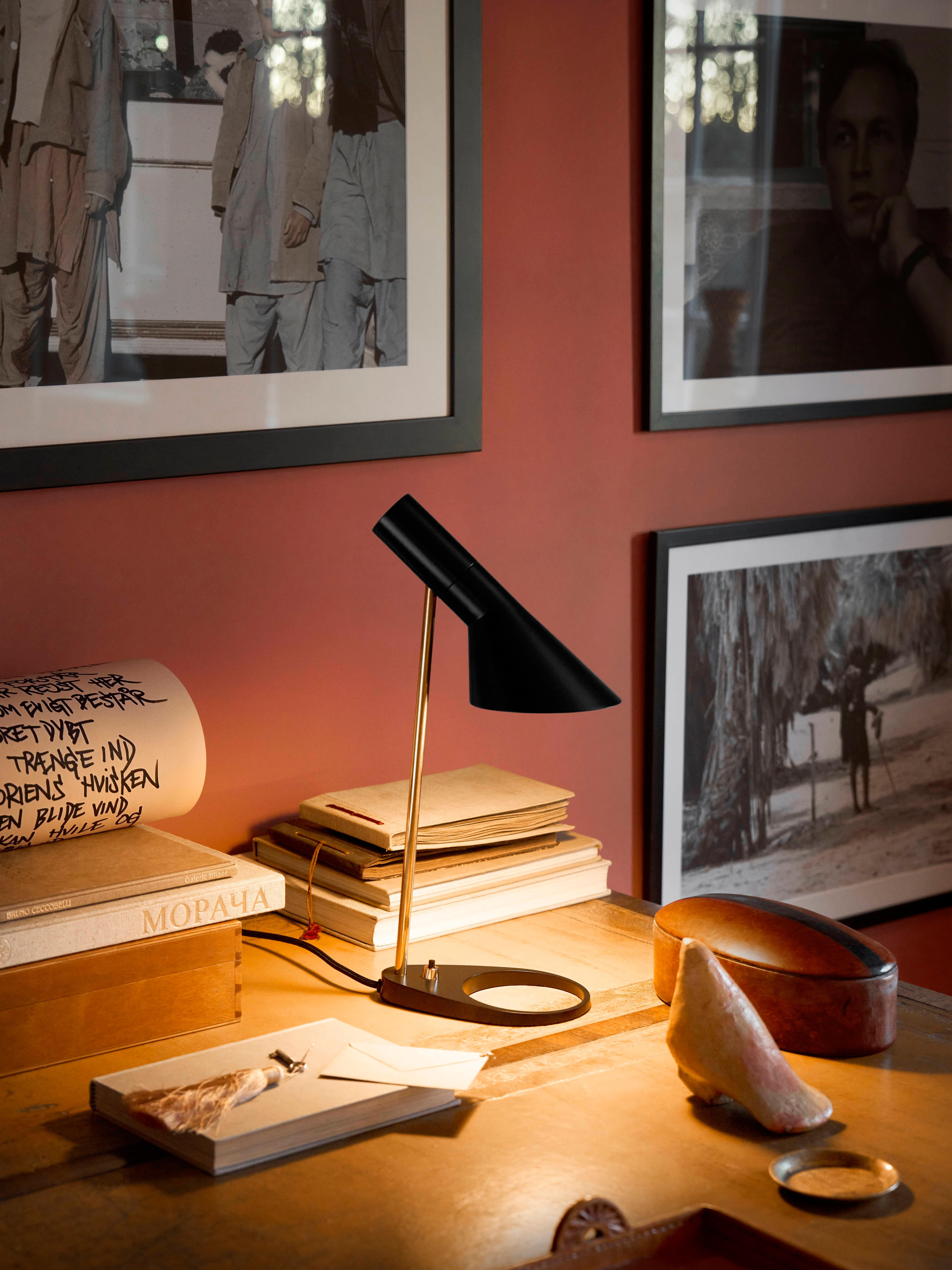 Arne Jacobsen 'AJ Mini' Tischlampe in Grau und Messing für Louis Poulsen (Dänisch) im Angebot