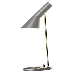Lámpara de mesa 'AJ Mini' de Arne Jacobsen en gris y latón para Louis Poulsen