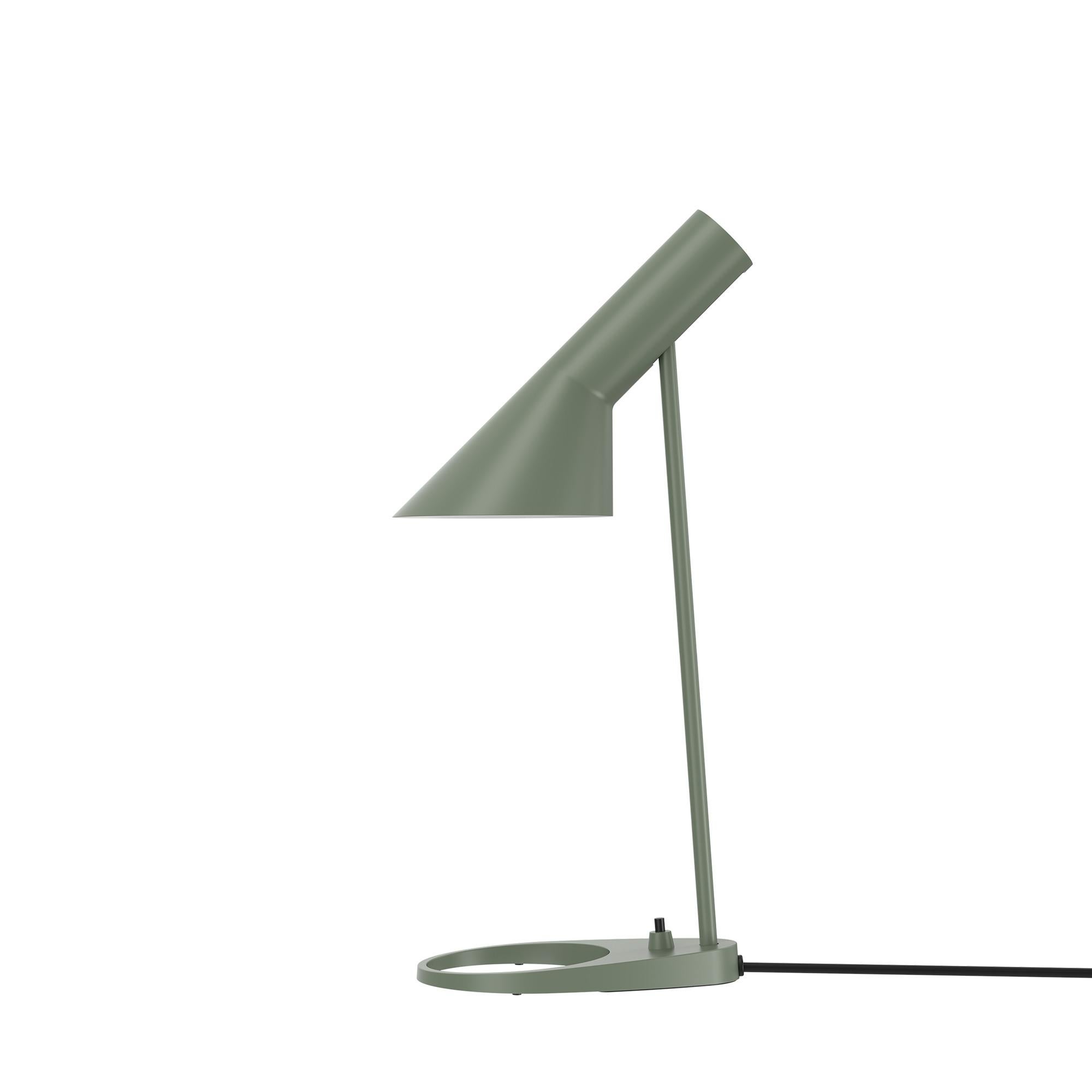 Lampe de table 'AJ Mini' de Arne Jacobsen pour Louis Poulsen.

La série AJ faisait partie de la collection de luminaires que le célèbre designer danois Arne Jacobsen a créée pour le premier hôtel SAS Royal en 1957. Aujourd'hui, ses designs de