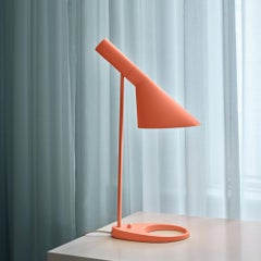 Lampada da tavolo 'Aj Mini' di Arne Jacobsen in arancione elettrico per Louis Poulsen
