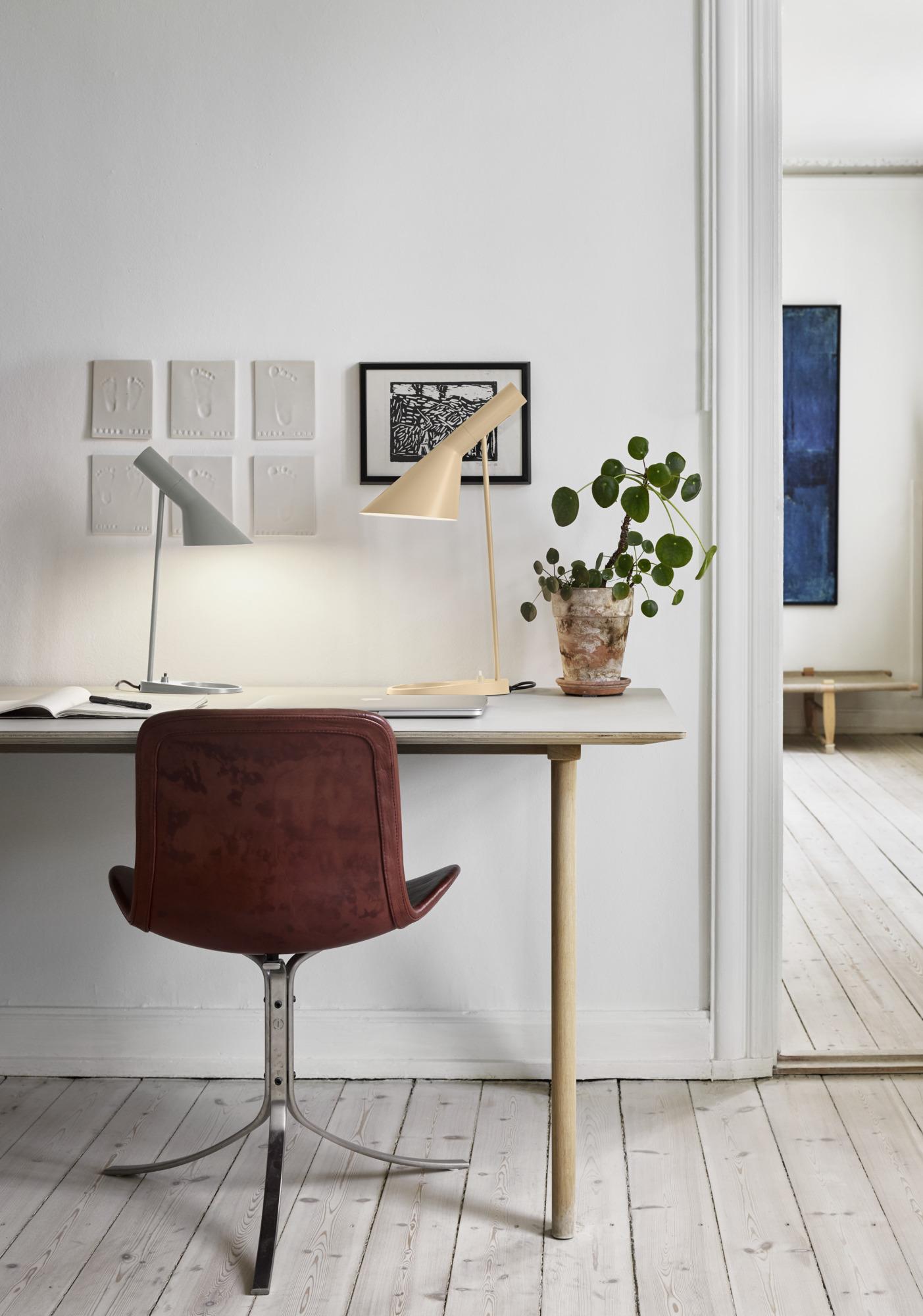 Mini-lampe de table AJ d'Arne Jacobsen en gris chaud pour Louis Poulsen.

La série AJ faisait partie de la collection de luminaires que le célèbre designer danois Arne Jacobsen a créée pour le premier hôtel SAS Royal en 1957. Aujourd'hui, ses