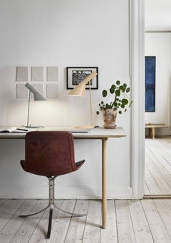 Lampada da tavolo 'Aj Mini' di Arne Jacobsen in grigio caldo per Louis Poulsen