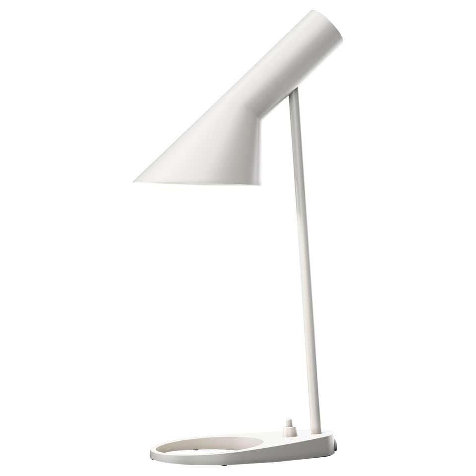 Arne Jacobsen 'AJ Mini' Tischleuchte in Weiß für Louis Poulsen.

Die AJ-Serie war Teil der Beleuchtungskollektion, die der bekannte dänische Designer Arne Jacobsen 1957 für das SAS Royal Hotel entwarf. Heute sind seine Möbel- und