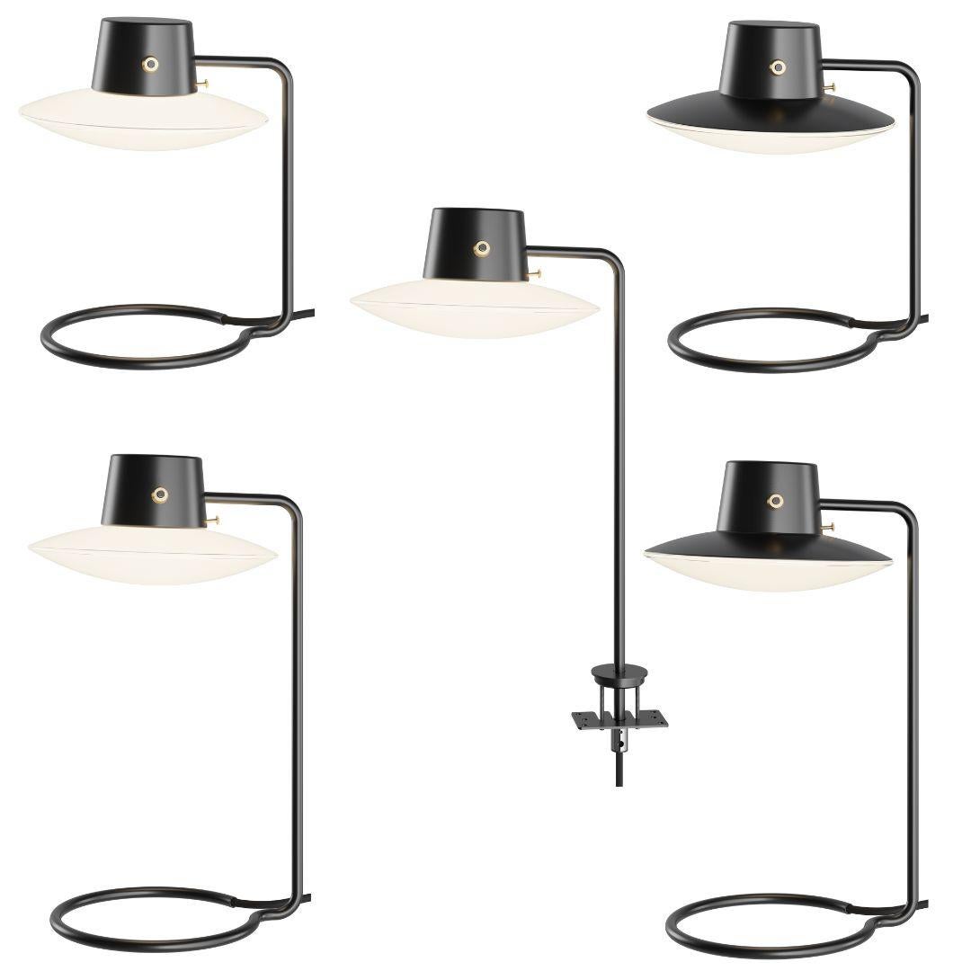 Metallo Lampada da tavolo 'AJ Oxford' di Arne Jacobsen con paralume opalino e metallo per Louis Poulsen in vendita